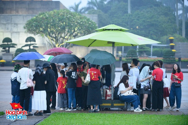 Lễ chào cờ xúc động tại Quảng trường Ba Đình sáng 30/4: “Hôm nay thật đặc biệt”- Ảnh 3.