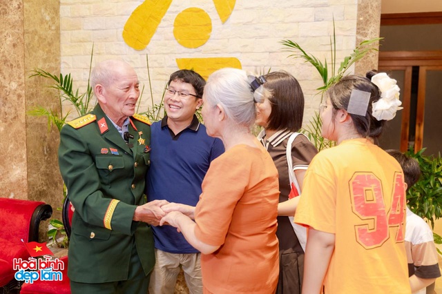 Gặp cụ Trần Văn Thanh đi xe máy 1.300km: “Tôi chỉ là người dân bình thường, với quyết tâm vào xem đại lễ”- Ảnh 8.