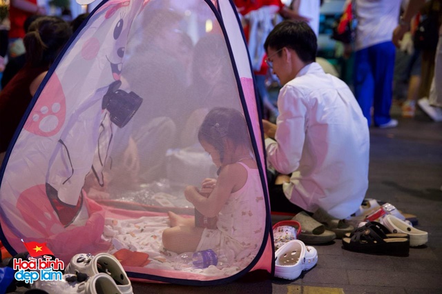 TP.HCM thật sự không ngủ: Hàng vạn người chung niềm háo hức chờ lễ diễu binh, diễu hành sáng 30/4- Ảnh 20. TP.HCM thật sự không ngủ: Hàng vạn người chung niềm háo hức chờ lễ diễu binh, diễu hành sáng 30/4- Ảnh 20.
