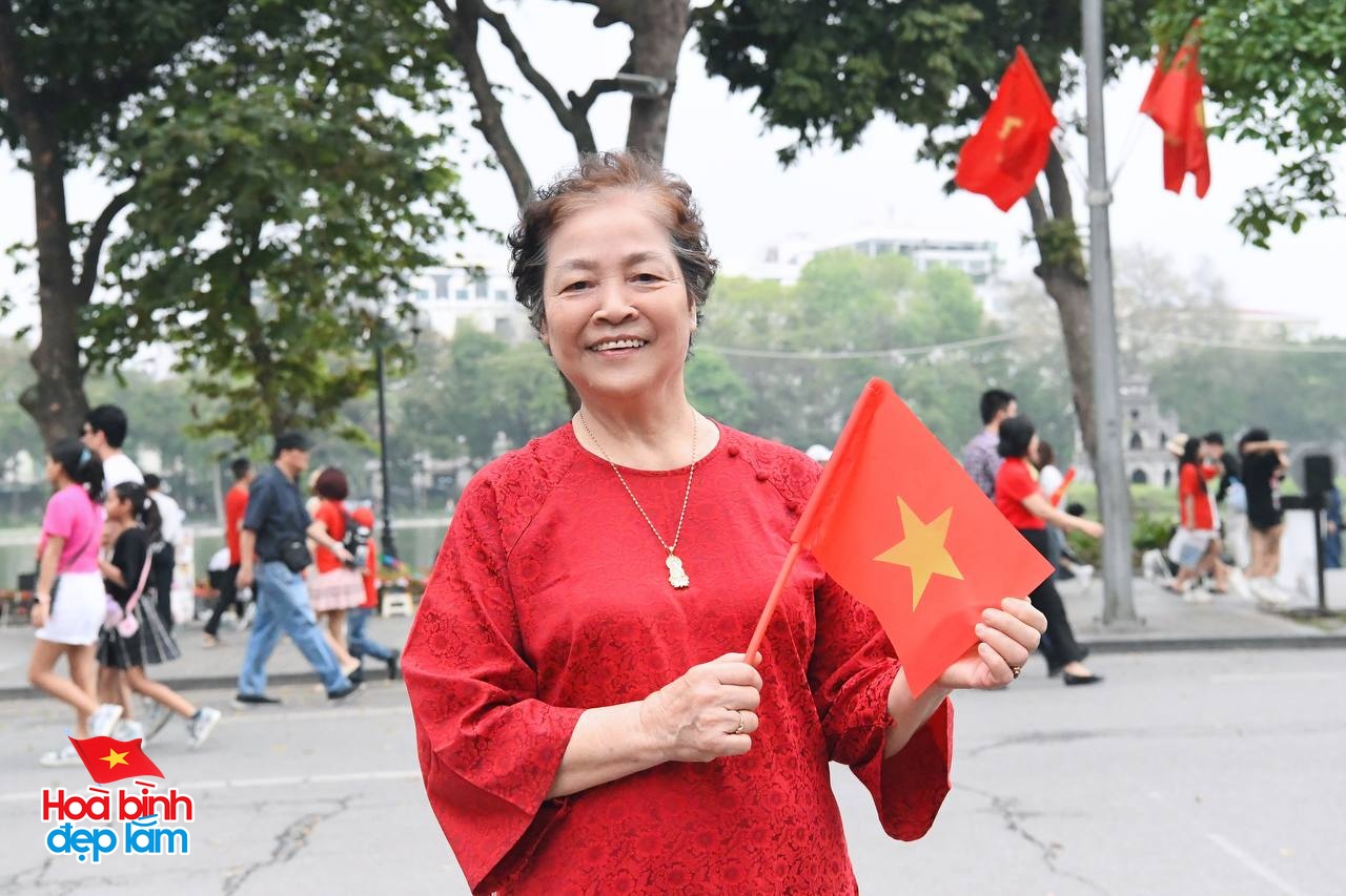 30/4 - Hà Nội, một ngày bình yên và đầy tự hào- Ảnh 4. 30/4 - Hà Nội, một ngày bình yên và đầy tự hào- Ảnh 4.