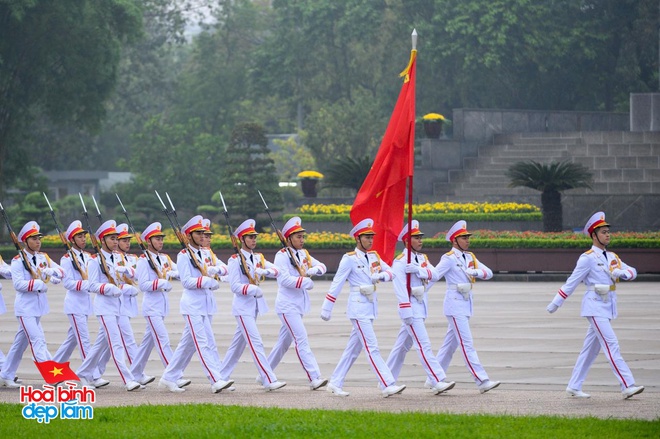 Lễ chào cờ xúc động tại Quảng trường Ba Đình sáng 30/4: “Hôm nay thật đặc biệt”- Ảnh 7.