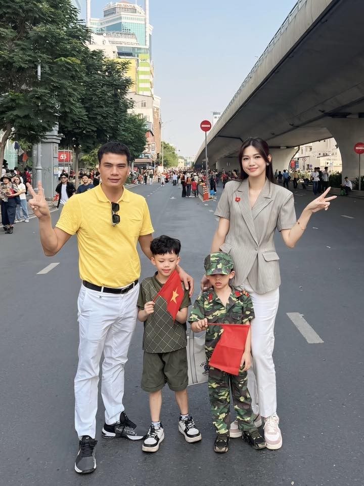 Nghệ sĩ xuống đường mừng đại lễ 30/4- Ảnh 5. Nghệ sĩ xuống đường mừng đại lễ 30/4- Ảnh 5.