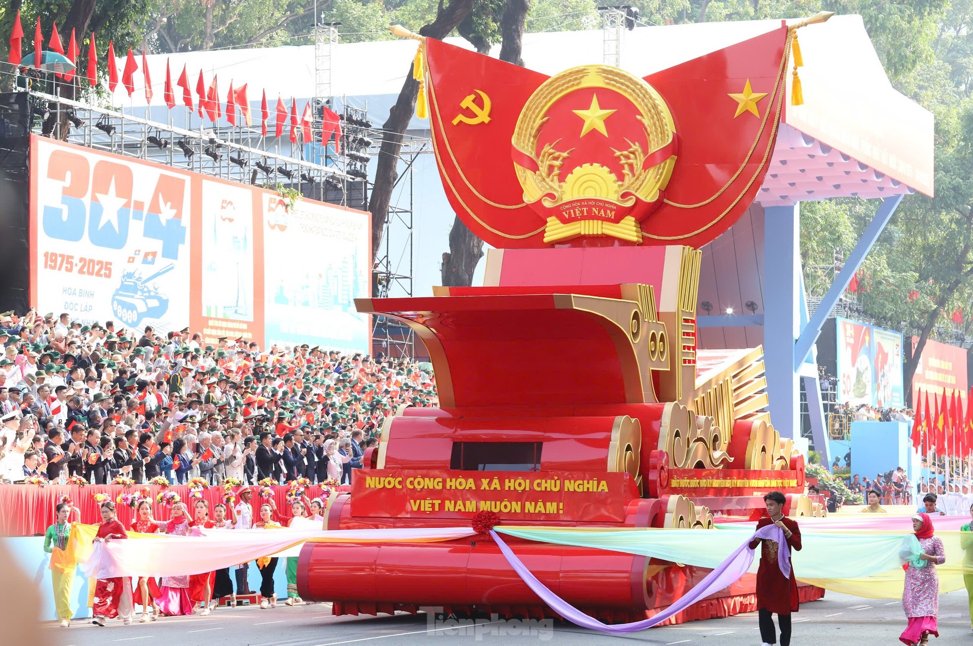 Những hình ảnh ấn tượng nhất lễ kỷ niệm 50 năm thống nhất đất nước- Ảnh 2.