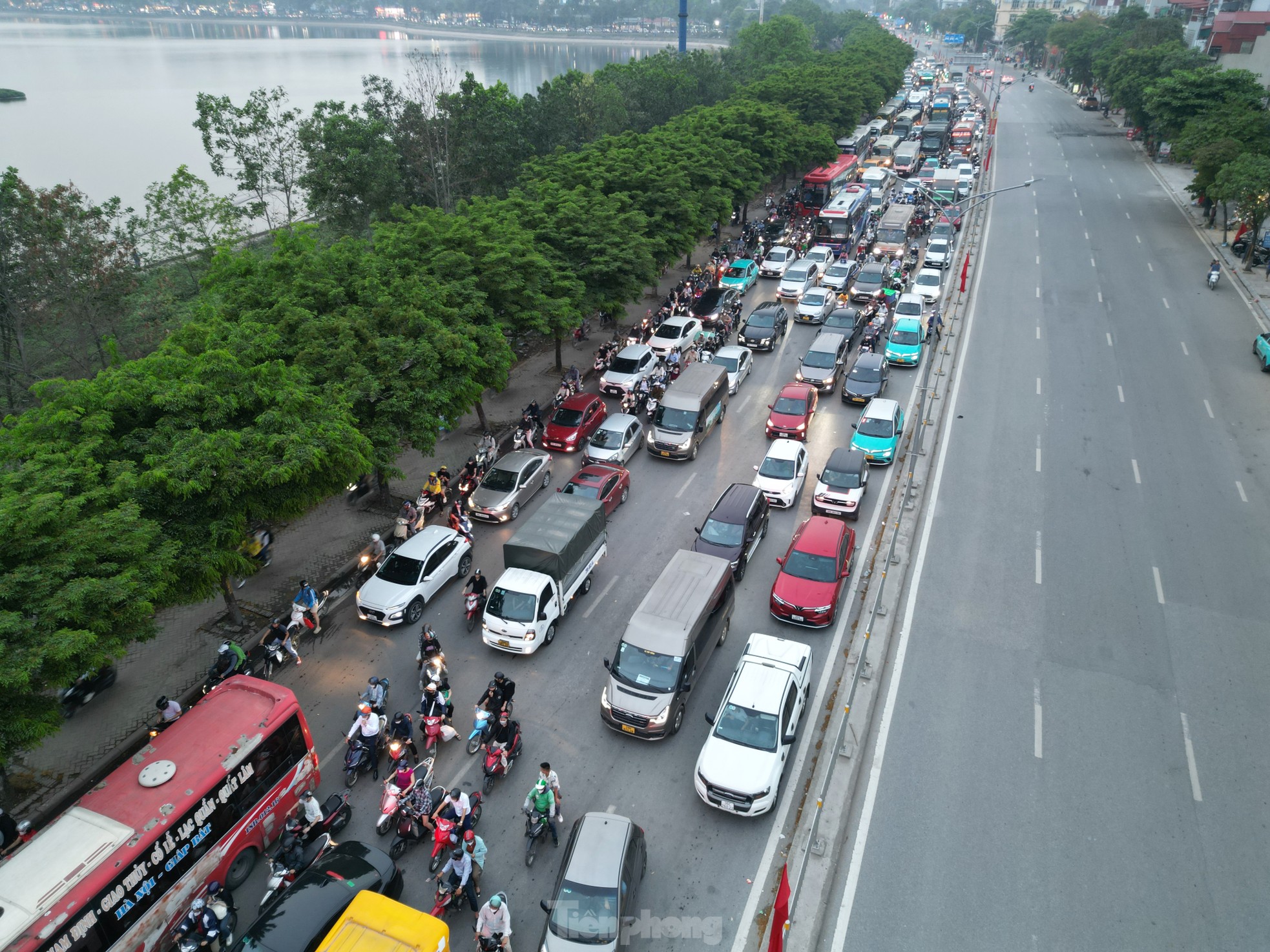 Hà Nội: Ùn tắc kéo dài từ chiều 29 đến rạng sáng 30/4- Ảnh 1. Hà Nội: Ùn tắc kéo dài từ chiều 29 đến rạng sáng 30/4- Ảnh 1.