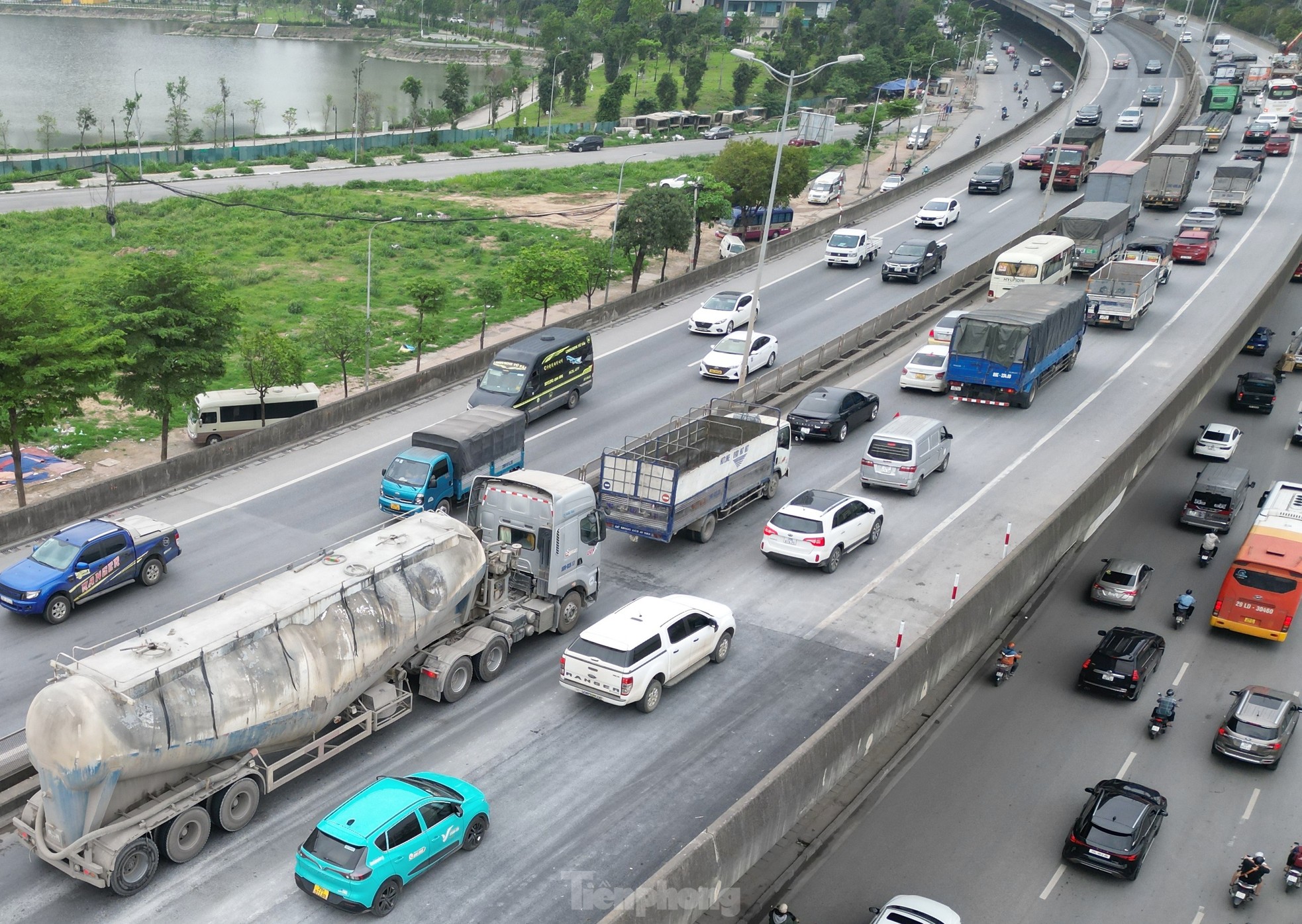 Hà Nội: Ùn tắc kéo dài từ chiều 29 đến rạng sáng 30/4- Ảnh 2. Hà Nội: Ùn tắc kéo dài từ chiều 29 đến rạng sáng 30/4- Ảnh 2.
