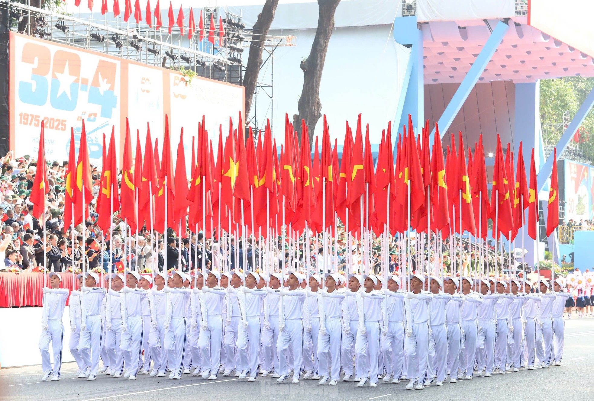 Những hình ảnh ấn tượng nhất lễ kỷ niệm 50 năm thống nhất đất nước- Ảnh 3.