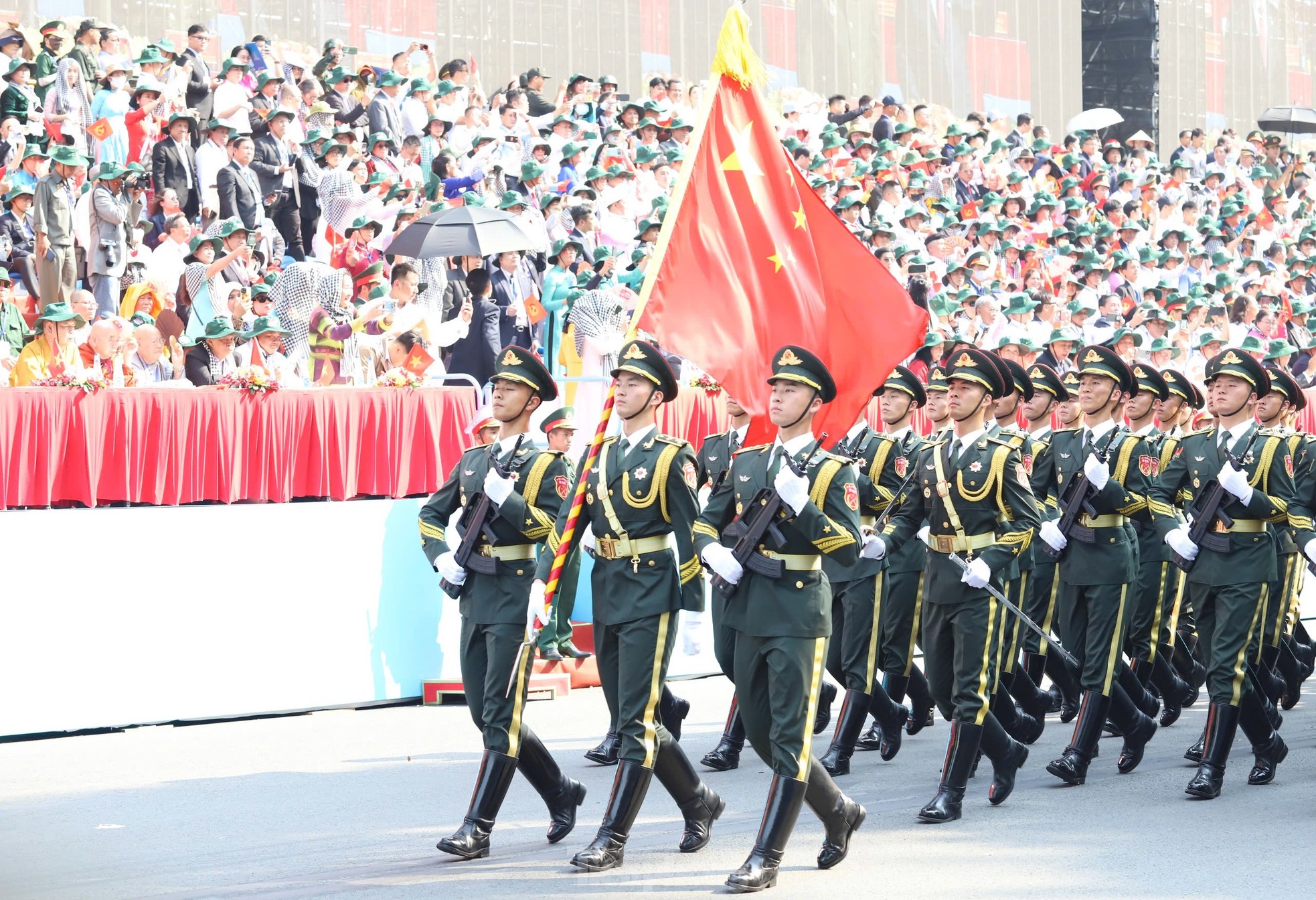 Những hình ảnh ấn tượng nhất lễ kỷ niệm 50 năm thống nhất đất nước- Ảnh 13.