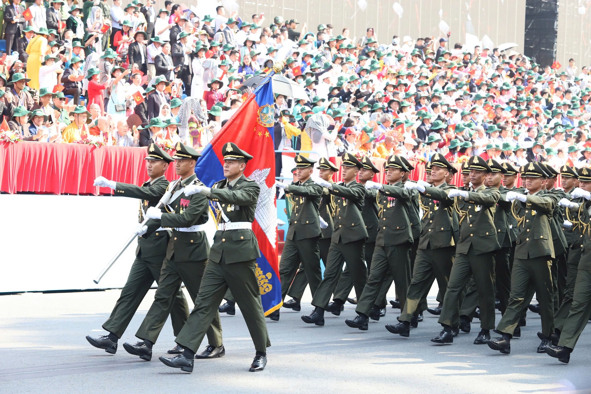 Những hình ảnh ấn tượng nhất lễ kỷ niệm 50 năm thống nhất đất nước- Ảnh 15.