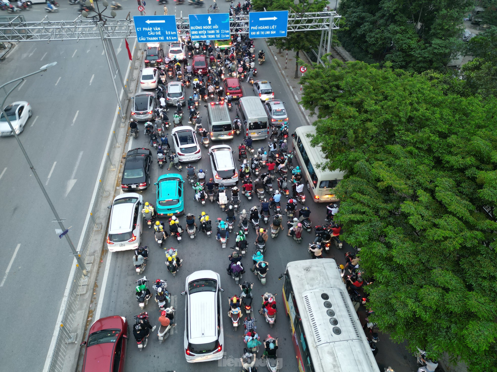 Hà Nội: Ùn tắc kéo dài từ chiều 29 đến rạng sáng 30/4- Ảnh 3. Hà Nội: Ùn tắc kéo dài từ chiều 29 đến rạng sáng 30/4- Ảnh 3.