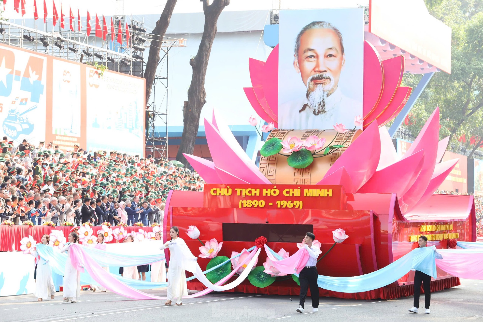 Những hình ảnh ấn tượng nhất lễ kỷ niệm 50 năm thống nhất đất nước- Ảnh 4.