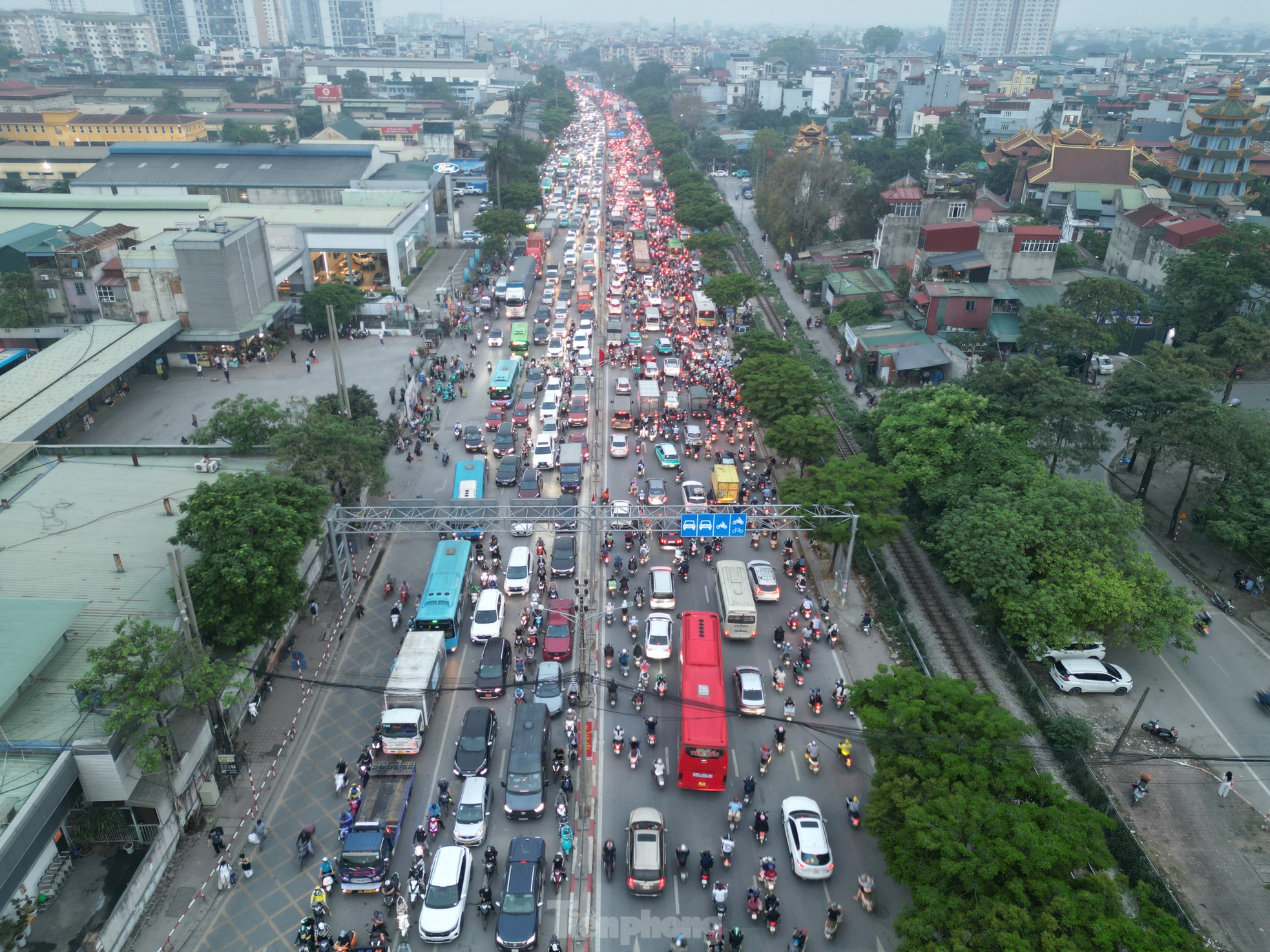 Hà Nội: Ùn tắc kéo dài từ chiều 29 đến rạng sáng 30/4- Ảnh 4. Hà Nội: Ùn tắc kéo dài từ chiều 29 đến rạng sáng 30/4- Ảnh 4.