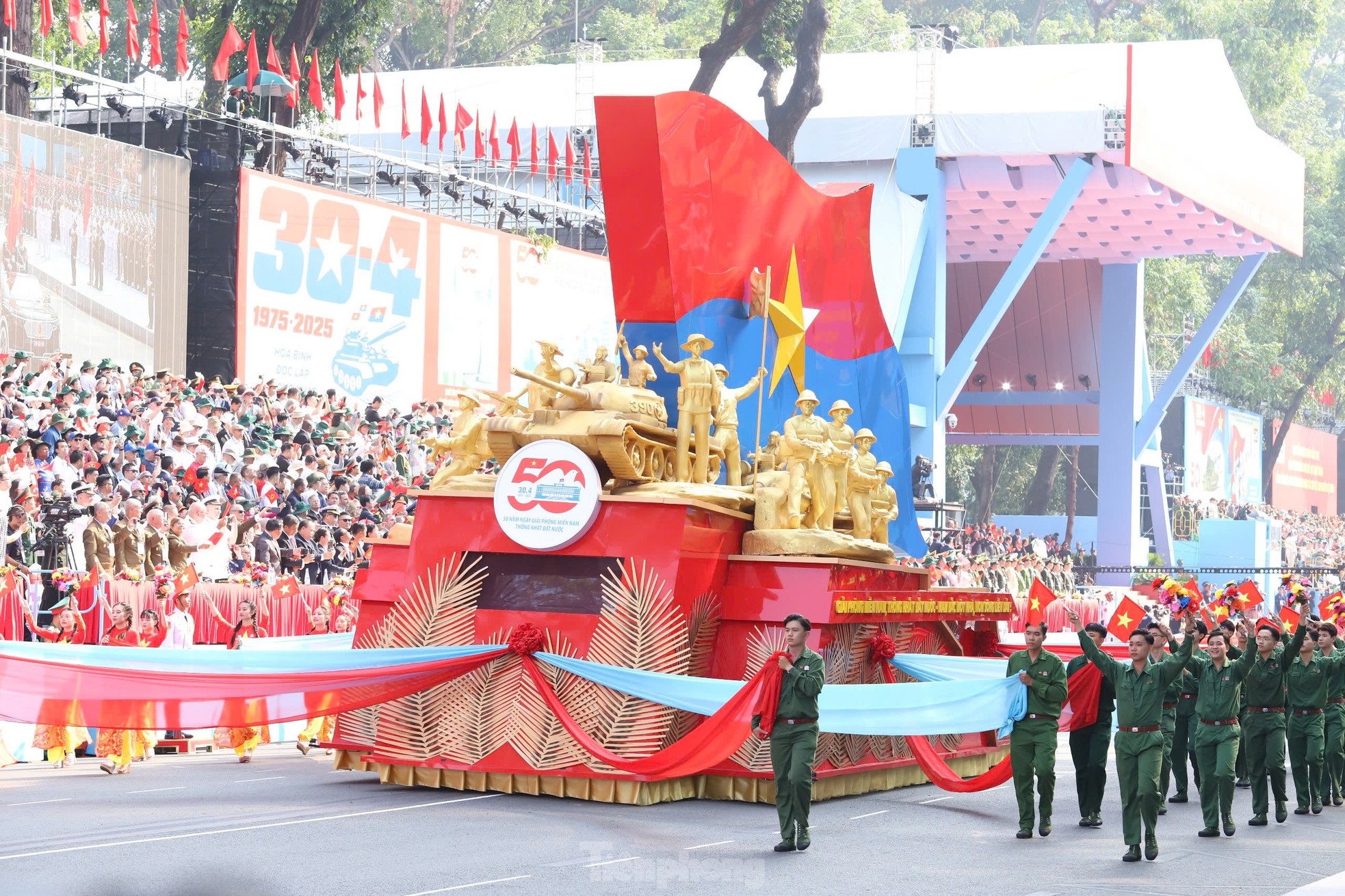 Những hình ảnh ấn tượng nhất lễ kỷ niệm 50 năm thống nhất đất nước- Ảnh 5.