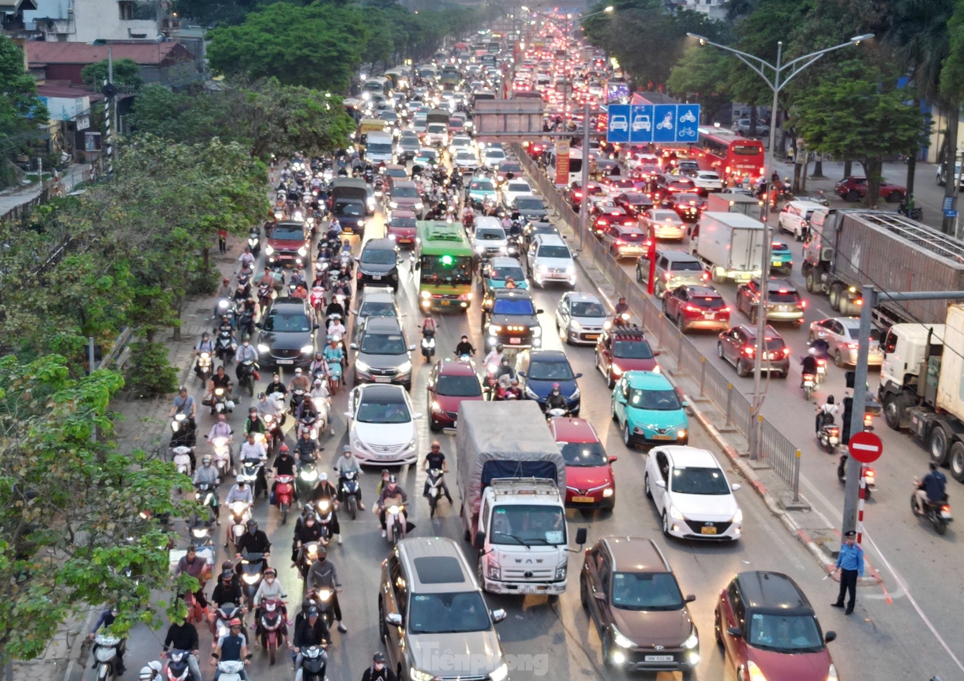 Hà Nội: Ùn tắc kéo dài từ chiều 29 đến rạng sáng 30/4- Ảnh 5. Hà Nội: Ùn tắc kéo dài từ chiều 29 đến rạng sáng 30/4- Ảnh 5.