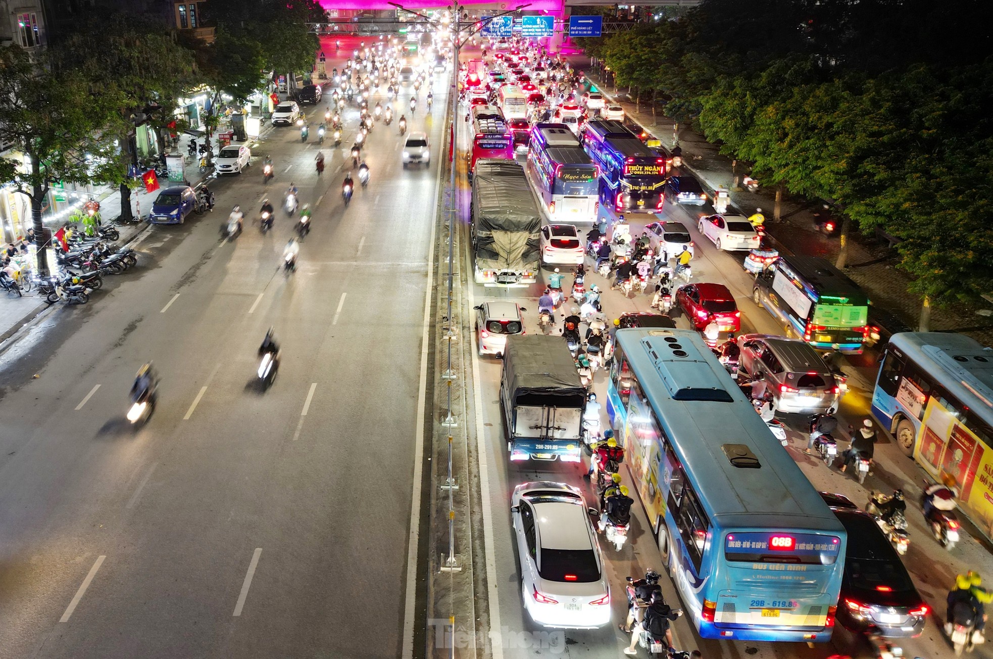 Hà Nội: Ùn tắc kéo dài từ chiều 29 đến rạng sáng 30/4- Ảnh 6. Hà Nội: Ùn tắc kéo dài từ chiều 29 đến rạng sáng 30/4- Ảnh 6.