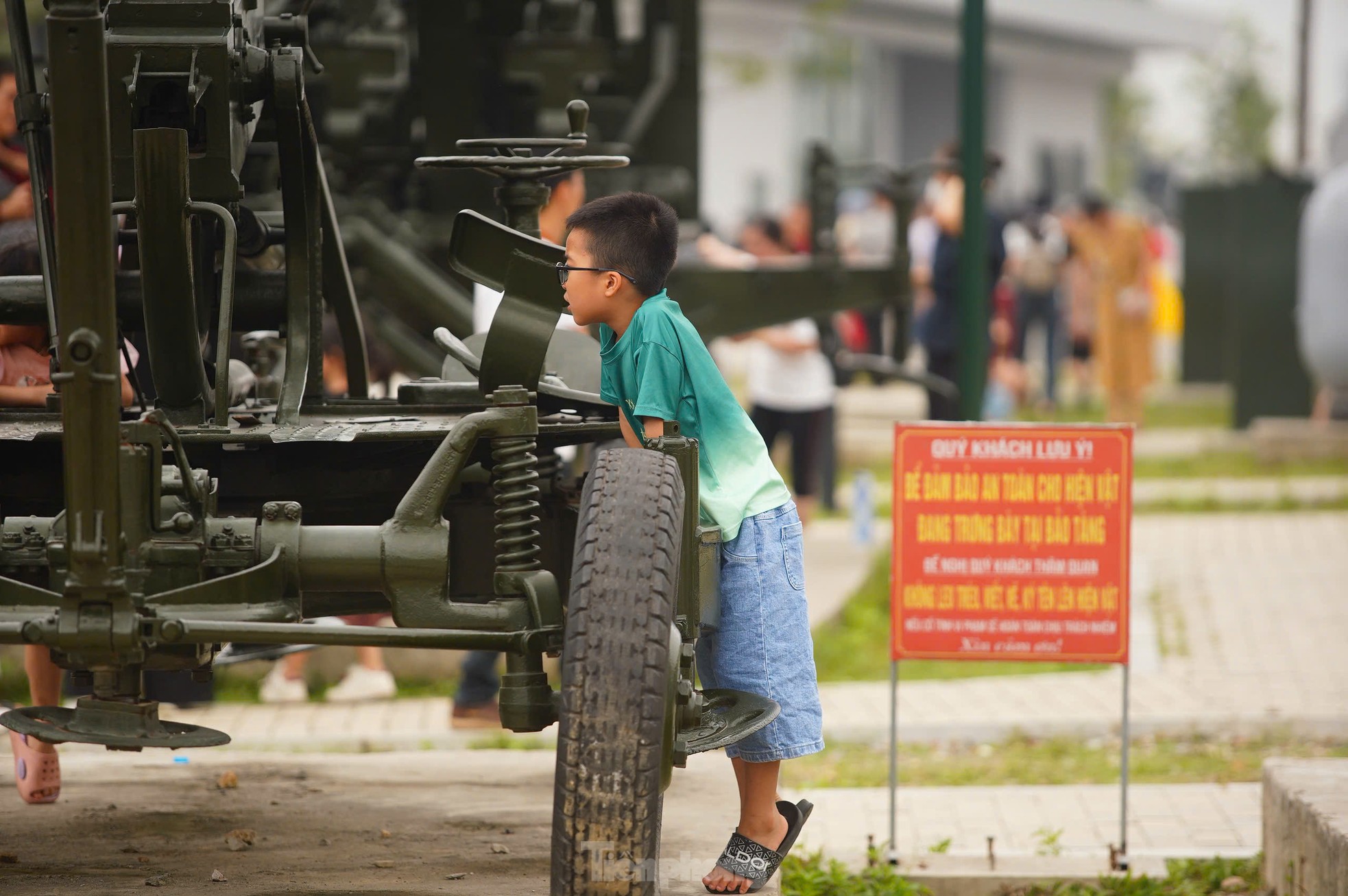 Hàng nghìn người đổ về Bảo tàng Lịch sử Quân sự Việt Nam trong ngày đại lễ 30/4- Ảnh 25.