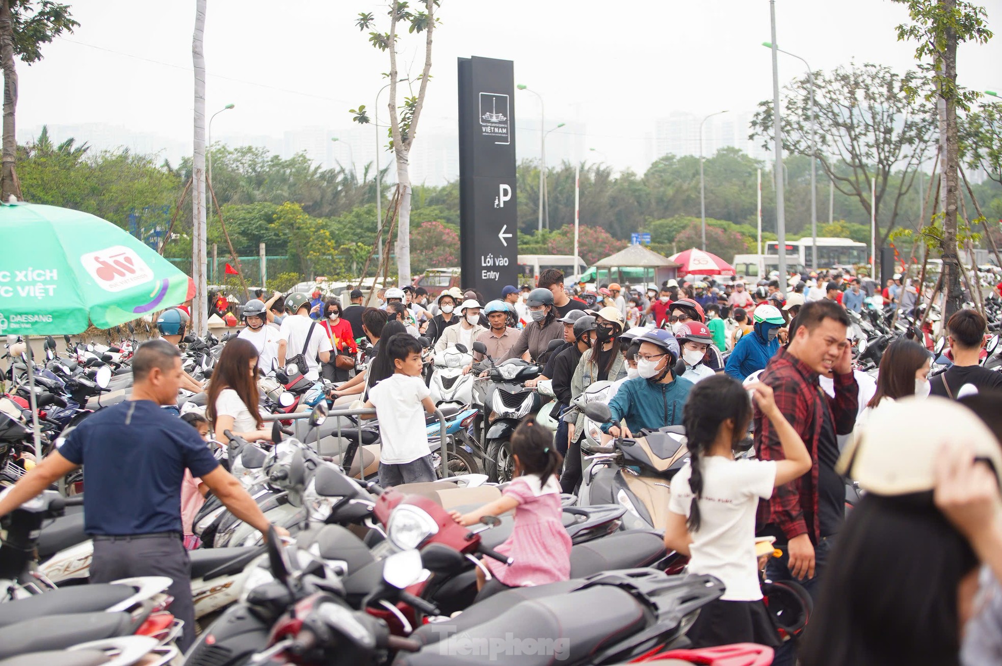 Hàng nghìn người đổ về Bảo tàng Lịch sử Quân sự Việt Nam trong ngày đại lễ 30/4- Ảnh 19.