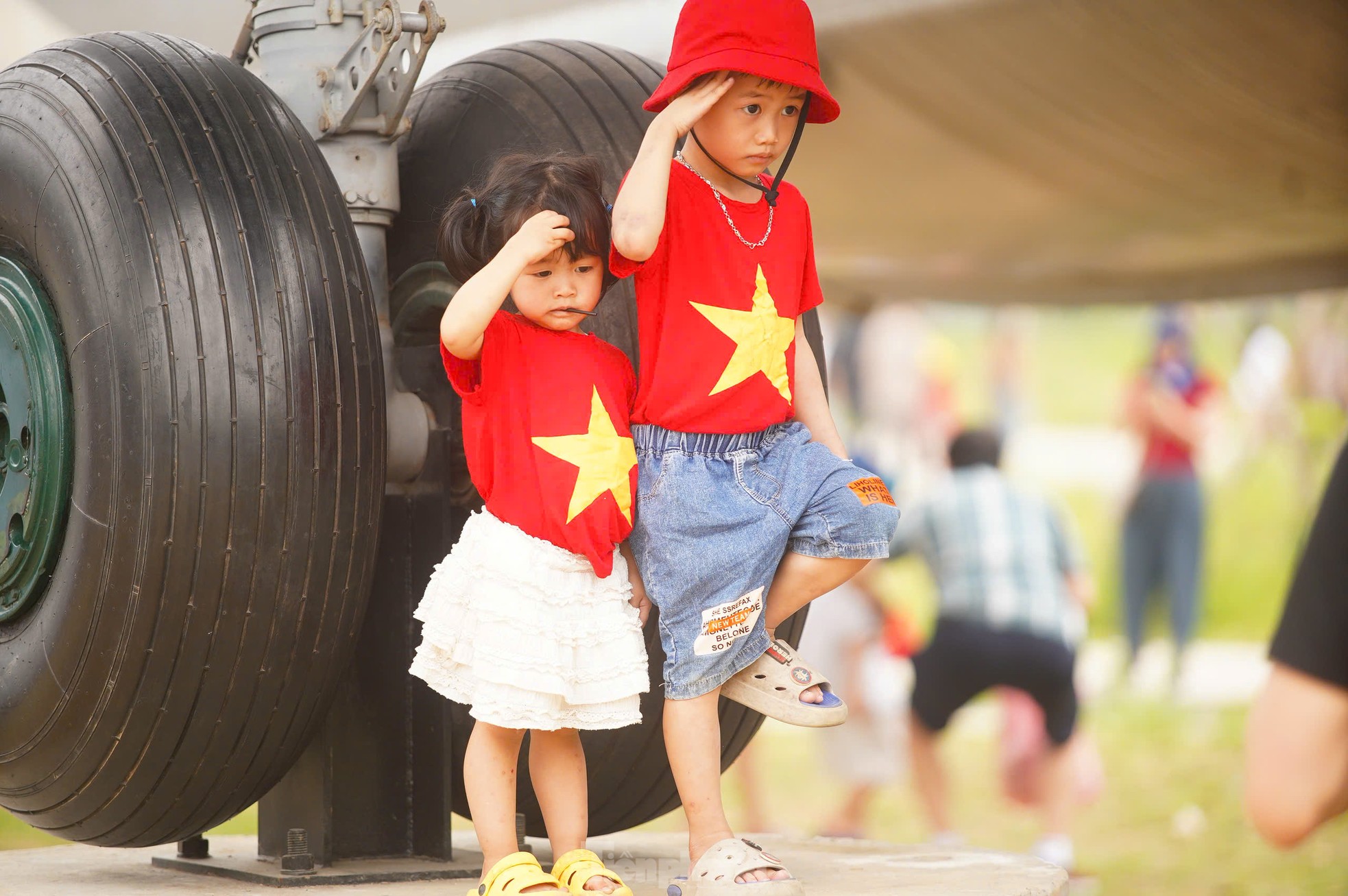 Hàng nghìn người đổ về Bảo tàng Lịch sử Quân sự Việt Nam trong ngày đại lễ 30/4- Ảnh 22.