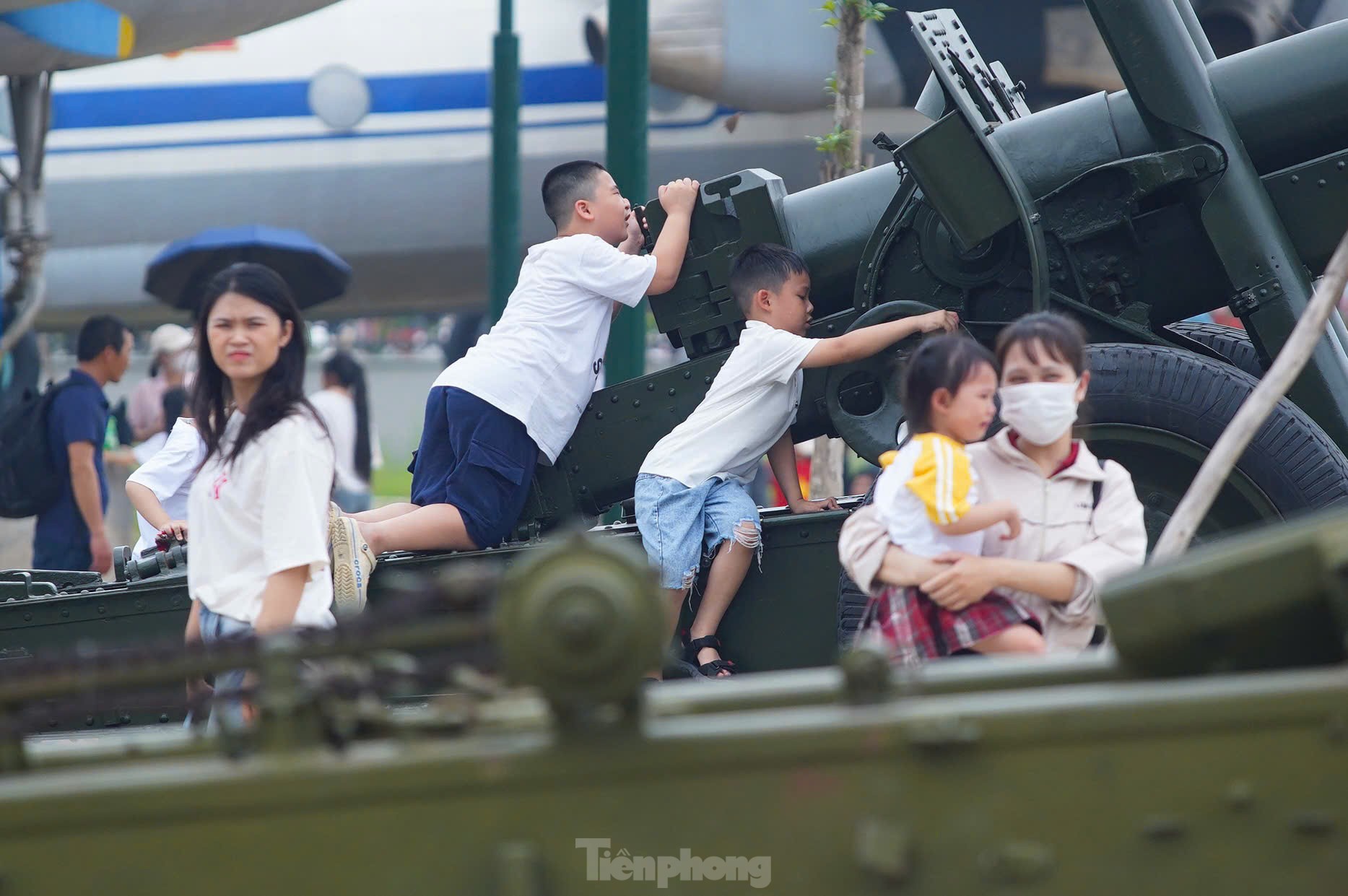 Hàng nghìn người đổ về Bảo tàng Lịch sử Quân sự Việt Nam trong ngày đại lễ 30/4- Ảnh 21.