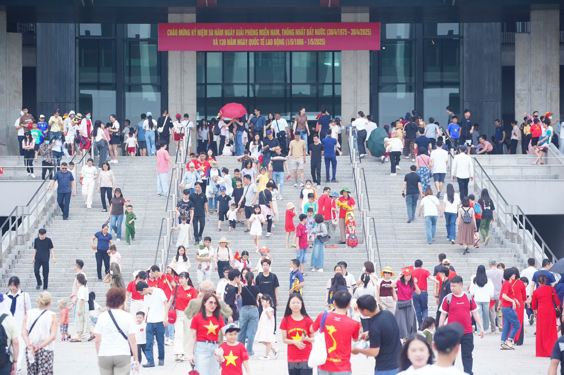 Hàng nghìn người đổ về Bảo tàng Lịch sử Quân sự Việt Nam trong ngày đại lễ 30/4- Ảnh 1.