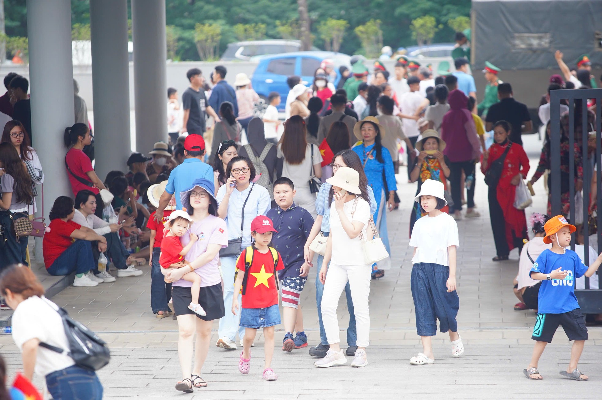 Hàng nghìn người đổ về Bảo tàng Lịch sử Quân sự Việt Nam trong ngày đại lễ 30/4- Ảnh 3.