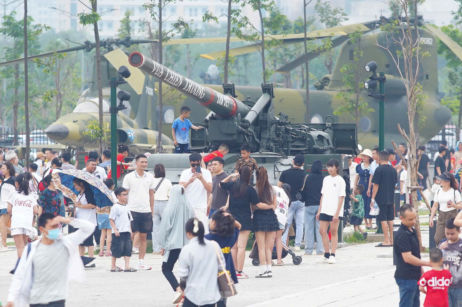 Hàng nghìn người đổ về Bảo tàng Lịch sử Quân sự Việt Nam trong ngày đại lễ 30/4- Ảnh 4.
