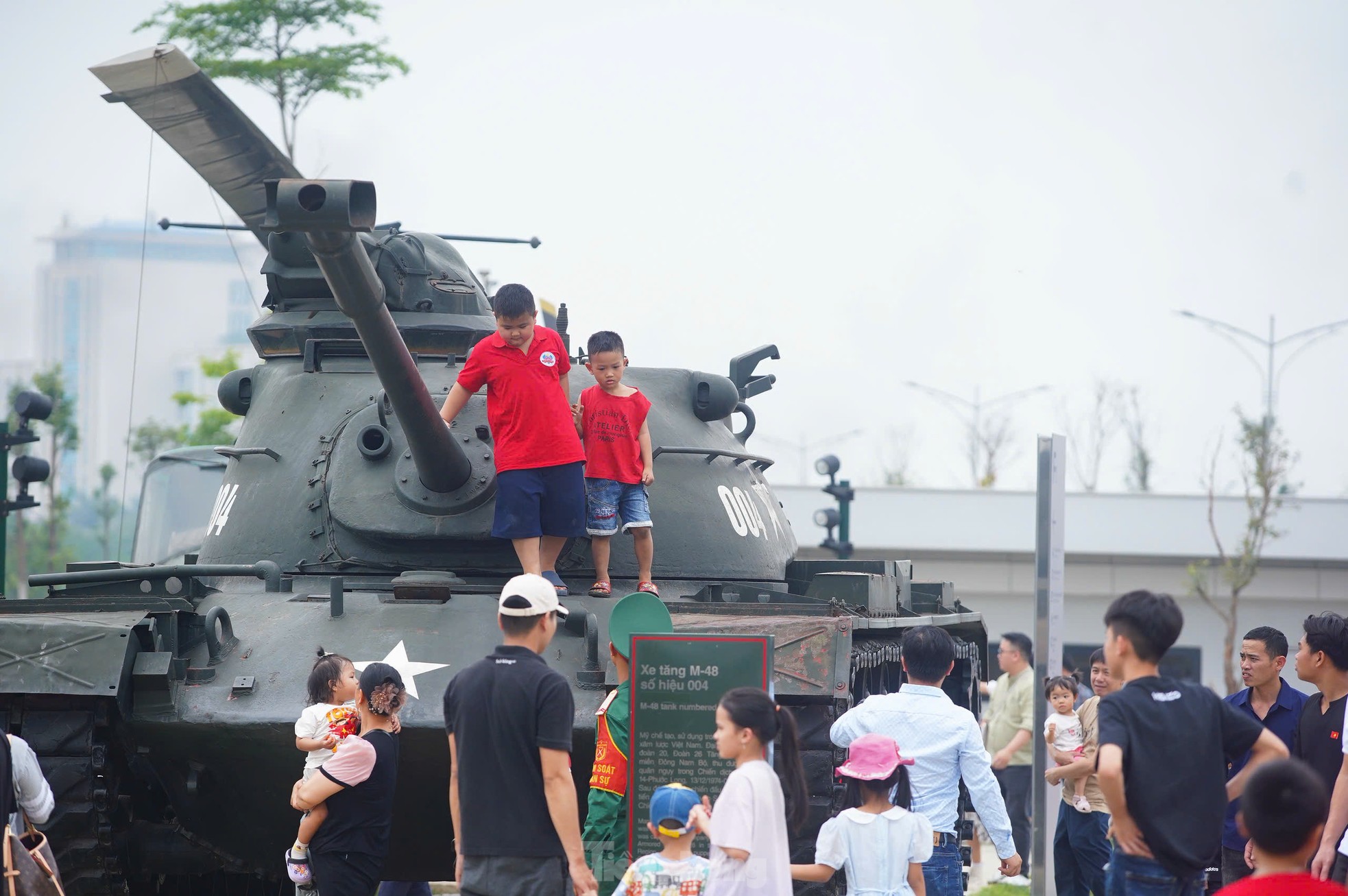 Hàng nghìn người đổ về Bảo tàng Lịch sử Quân sự Việt Nam trong ngày đại lễ 30/4- Ảnh 20.