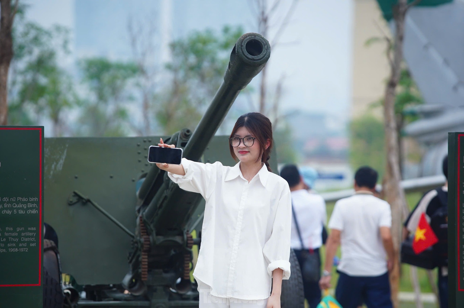 Hàng nghìn người đổ về Bảo tàng Lịch sử Quân sự Việt Nam trong ngày đại lễ 30/4- Ảnh 7.