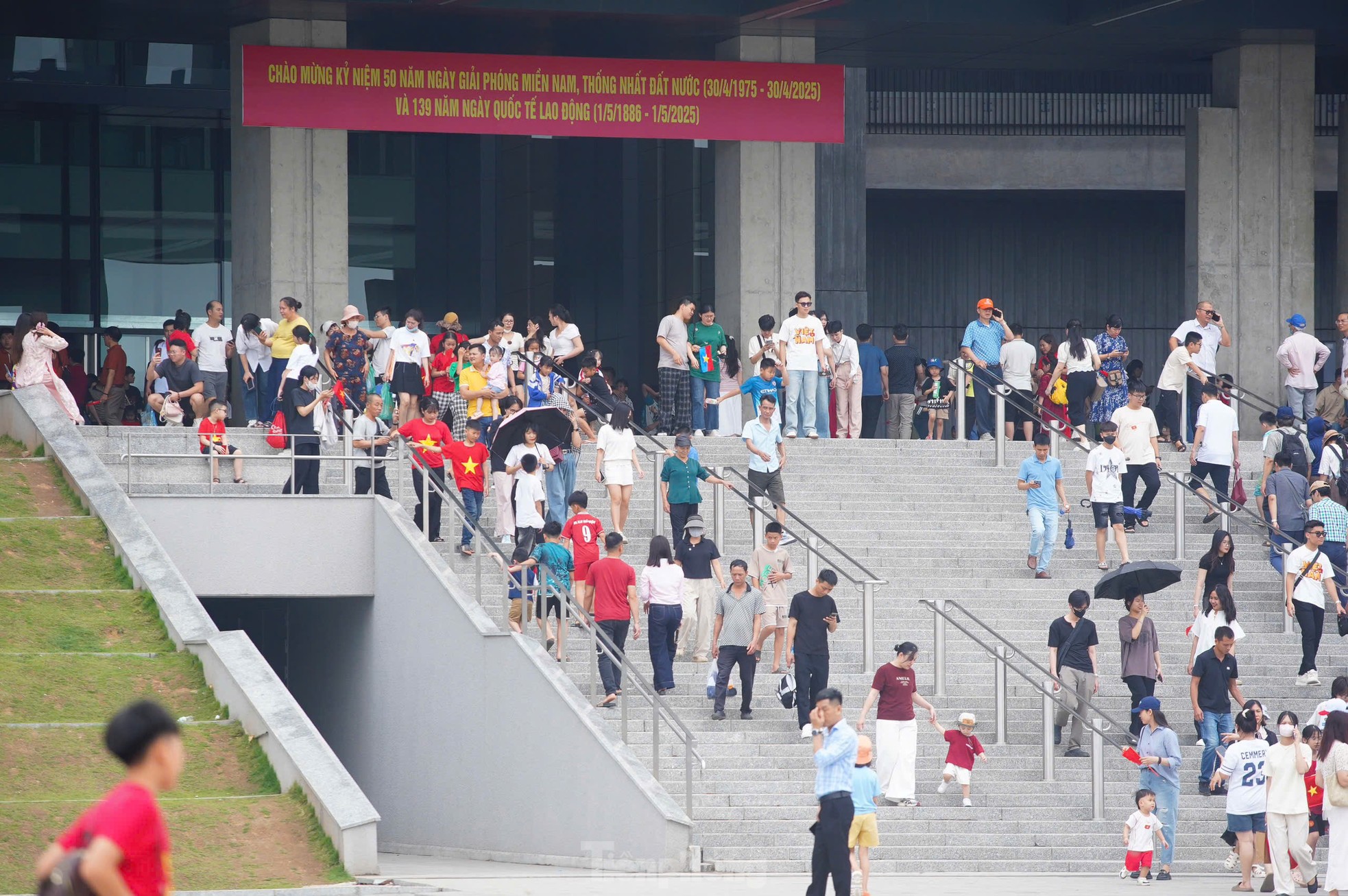 Hàng nghìn người đổ về Bảo tàng Lịch sử Quân sự Việt Nam trong ngày đại lễ 30/4- Ảnh 5.