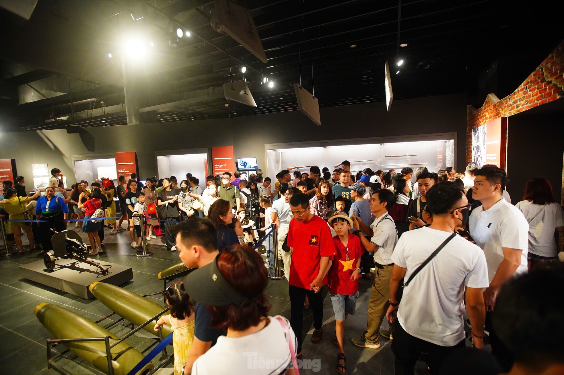 Hàng nghìn người đổ về Bảo tàng Lịch sử Quân sự Việt Nam trong ngày đại lễ 30/4- Ảnh 14.