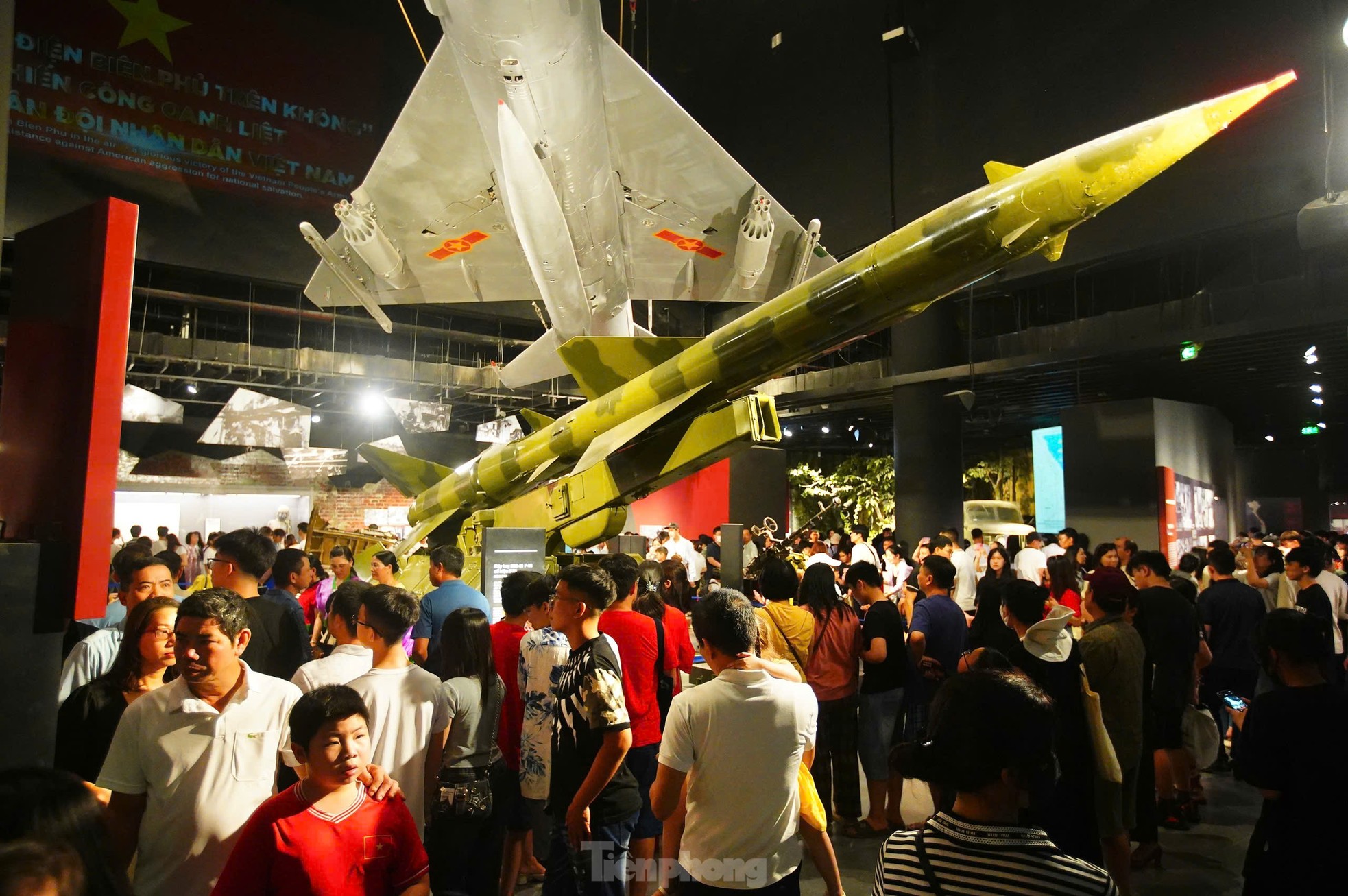 Hàng nghìn người đổ về Bảo tàng Lịch sử Quân sự Việt Nam trong ngày đại lễ 30/4- Ảnh 10.