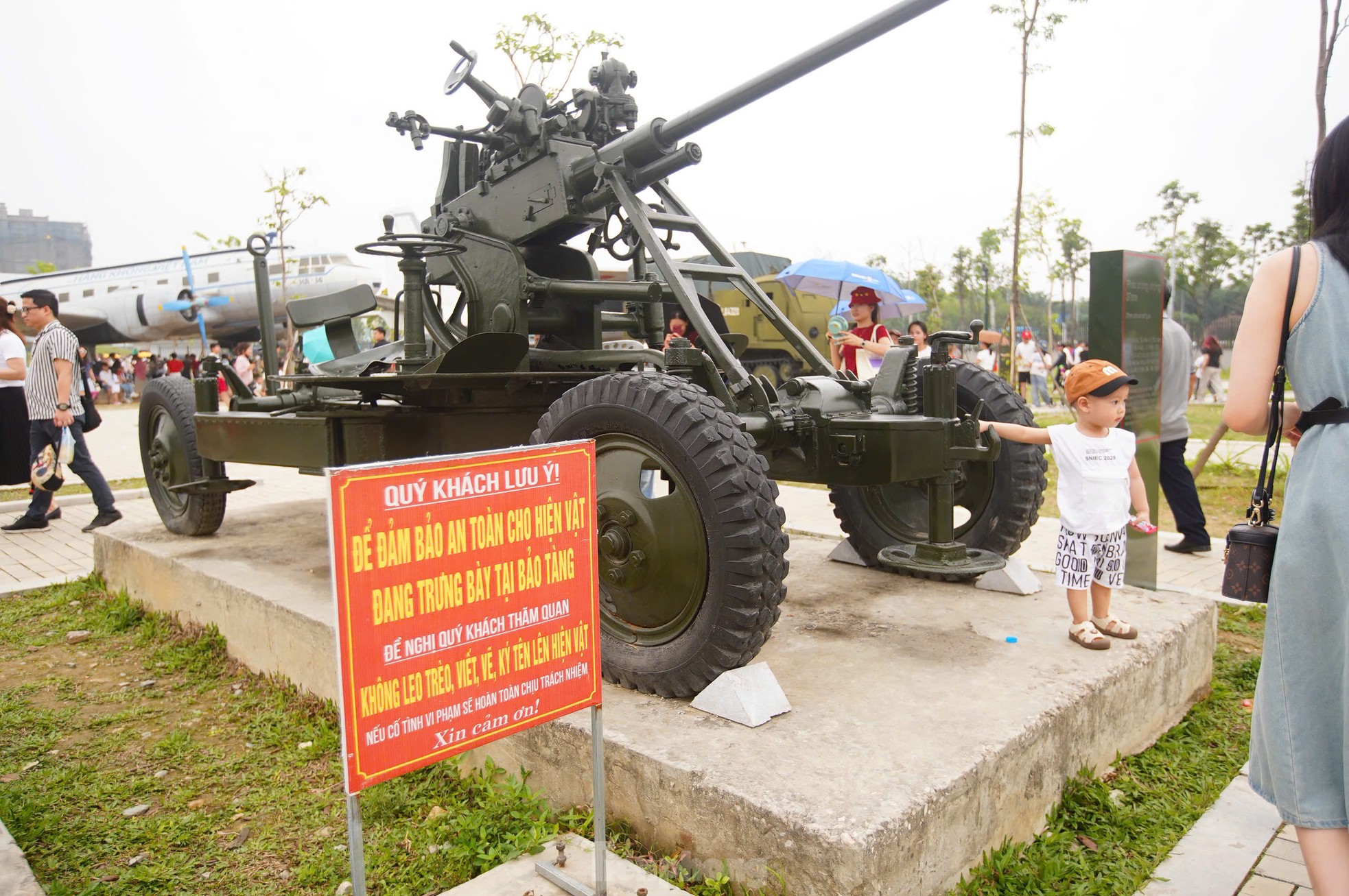 Hàng nghìn người đổ về Bảo tàng Lịch sử Quân sự Việt Nam trong ngày đại lễ 30/4- Ảnh 24.