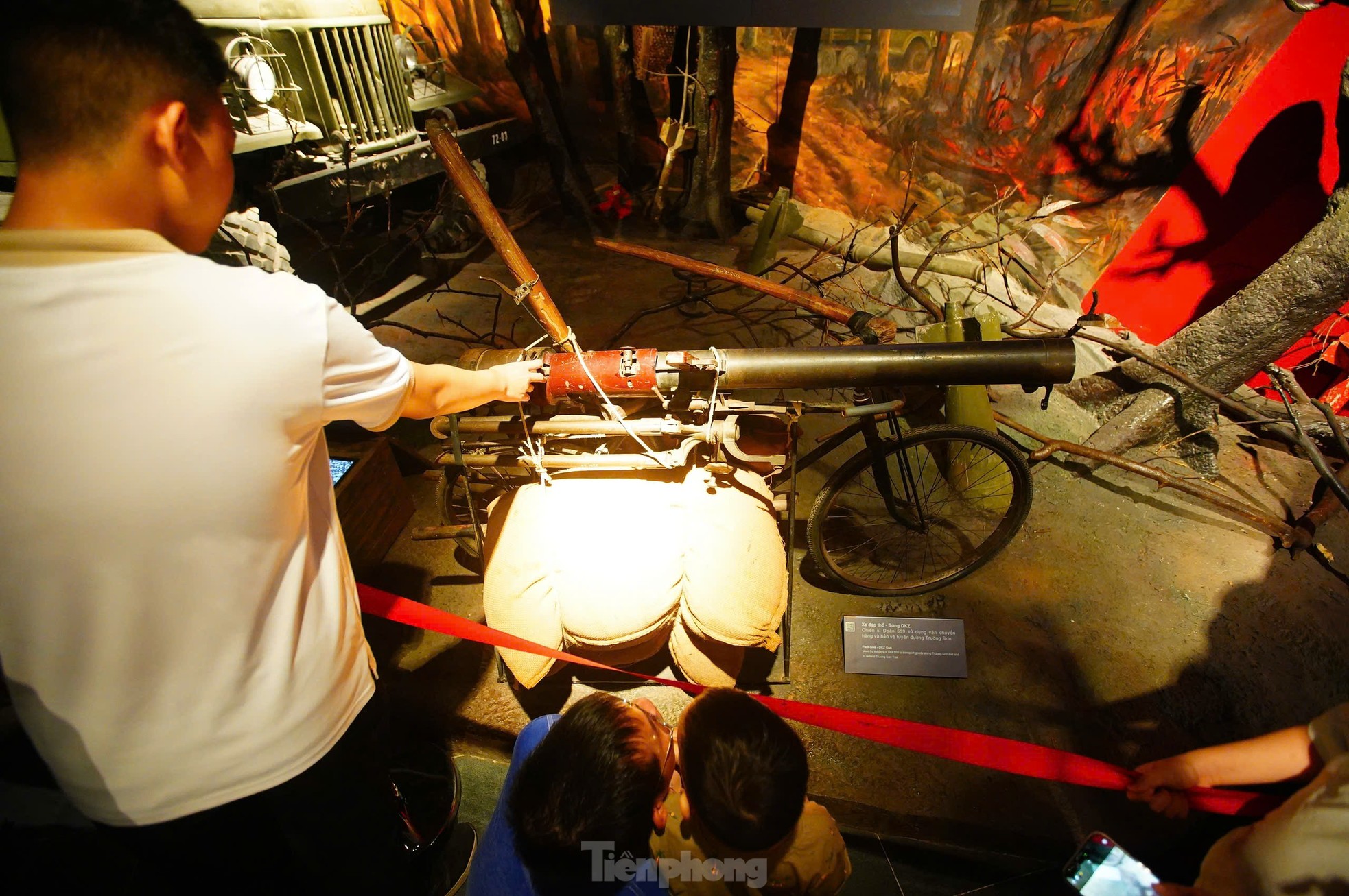 Hàng nghìn người đổ về Bảo tàng Lịch sử Quân sự Việt Nam trong ngày đại lễ 30/4- Ảnh 13.