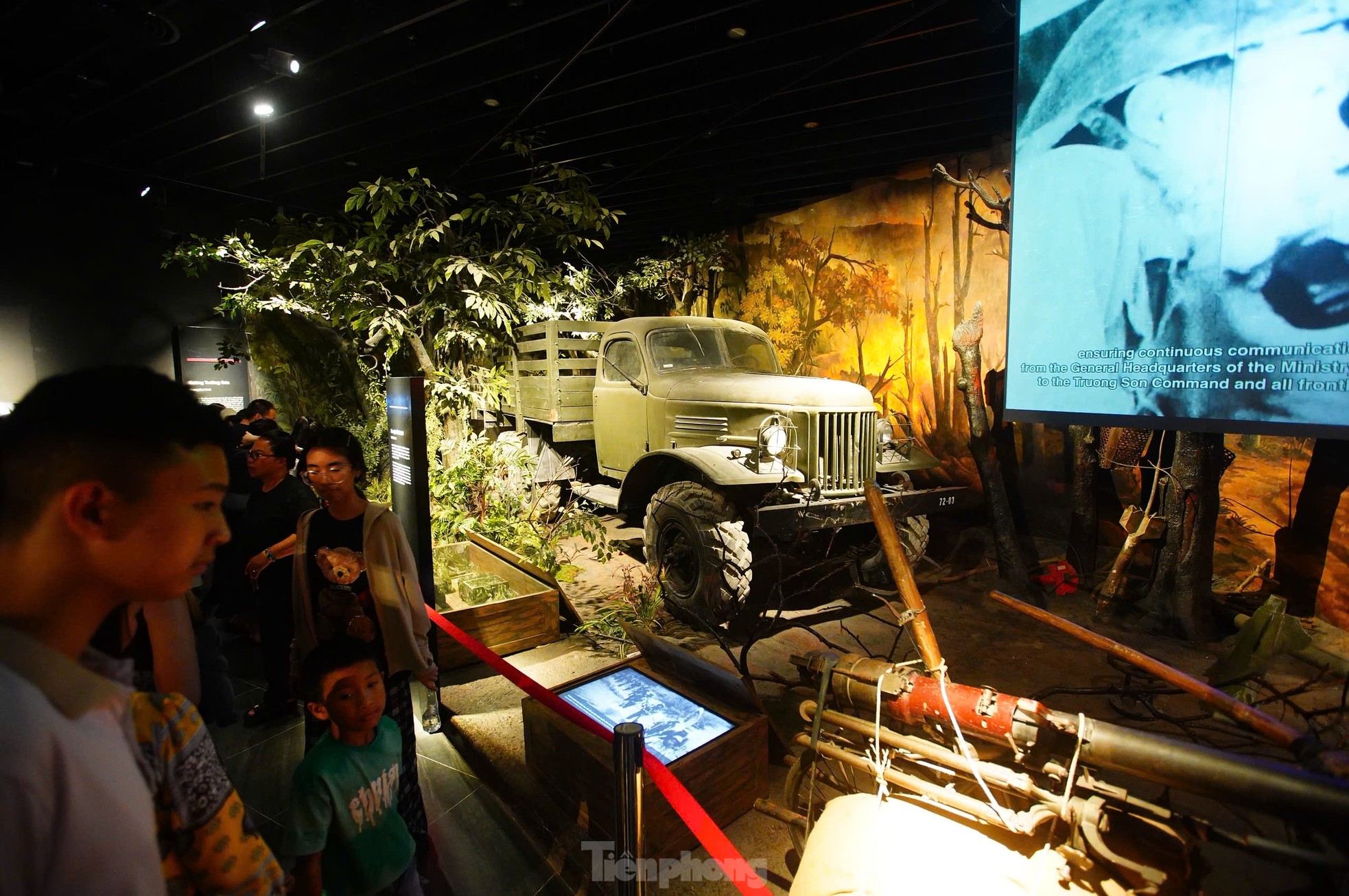 Hàng nghìn người đổ về Bảo tàng Lịch sử Quân sự Việt Nam trong ngày đại lễ 30/4- Ảnh 12.