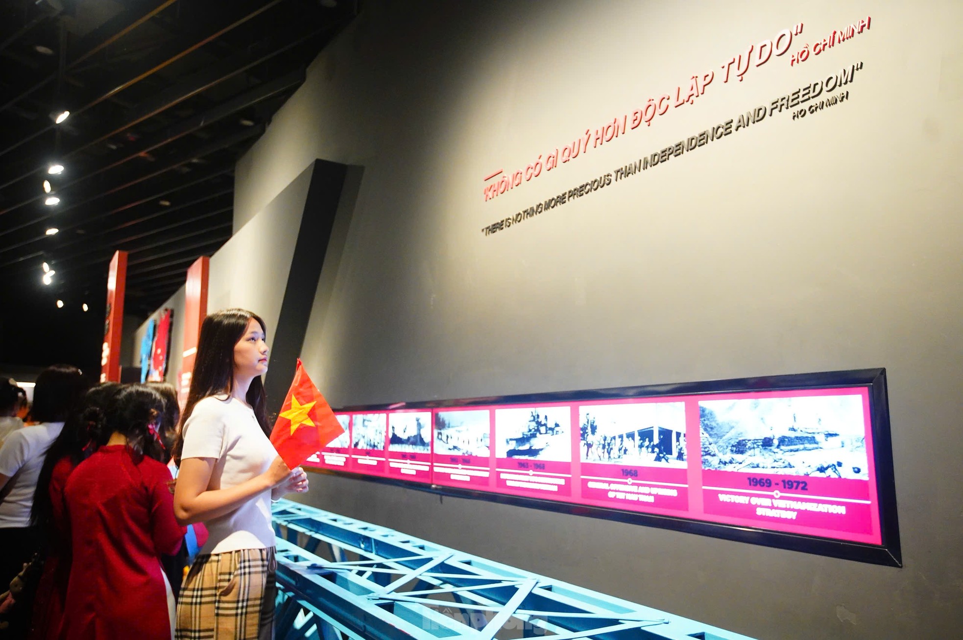 Hàng nghìn người đổ về Bảo tàng Lịch sử Quân sự Việt Nam trong ngày đại lễ 30/4- Ảnh 17.