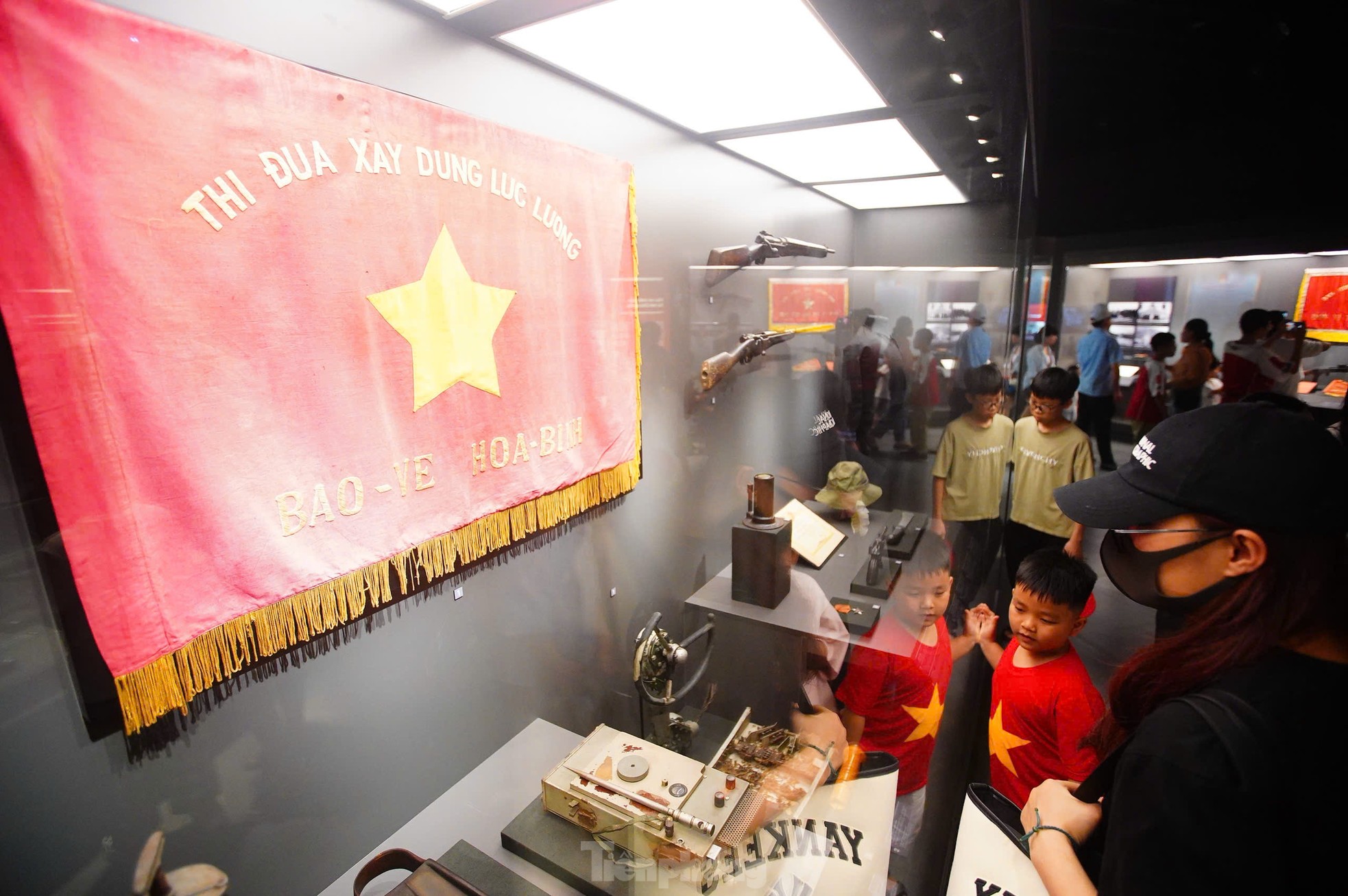 Hàng nghìn người đổ về Bảo tàng Lịch sử Quân sự Việt Nam trong ngày đại lễ 30/4- Ảnh 11.