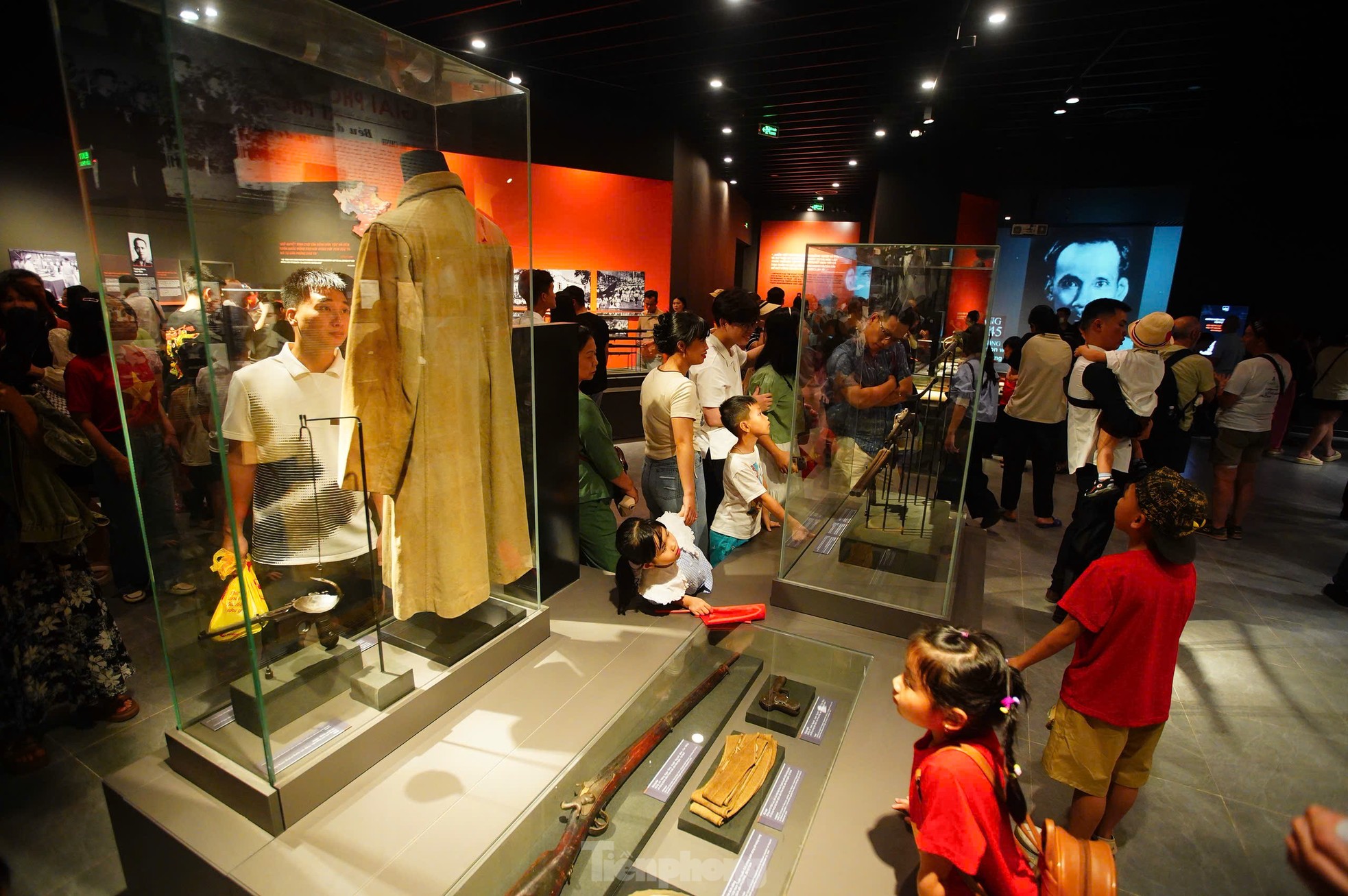 Hàng nghìn người đổ về Bảo tàng Lịch sử Quân sự Việt Nam trong ngày đại lễ 30/4- Ảnh 15.