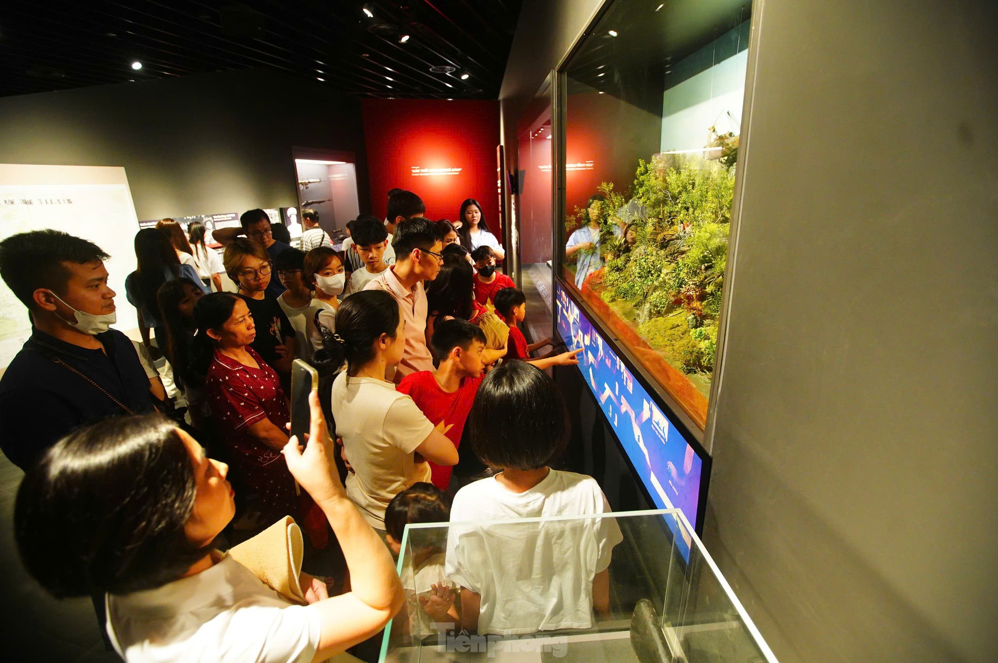 Hàng nghìn người đổ về Bảo tàng Lịch sử Quân sự Việt Nam trong ngày đại lễ 30/4- Ảnh 16.