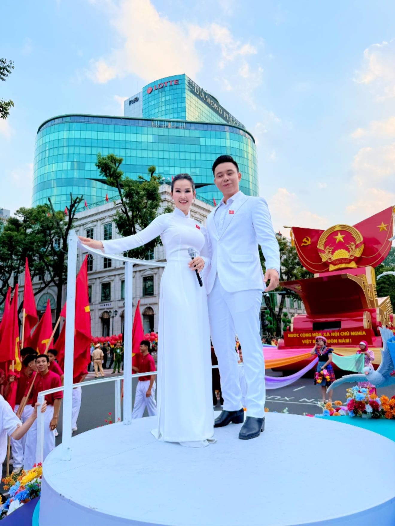 Nghệ sĩ xuống đường mừng đại lễ 30/4- Ảnh 3. Nghệ sĩ xuống đường mừng đại lễ 30/4- Ảnh 3.