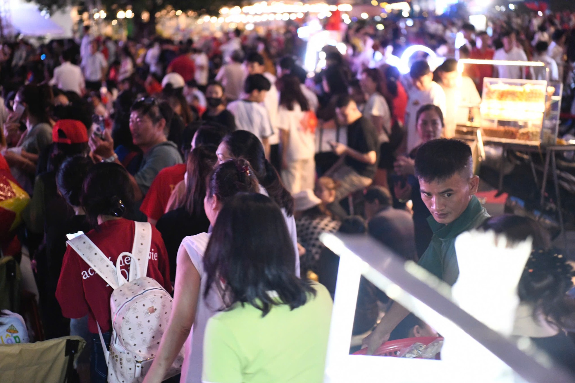 Cảnh tượng náo nhiệt chưa từng có ở phố đi bộ Nguyễn Huệ, bến Bạch Đằng chờ đại lễ 30/4- Ảnh 12. Cảnh tượng náo nhiệt chưa từng có ở phố đi bộ Nguyễn Huệ, bến Bạch Đằng chờ đại lễ 30/4- Ảnh 12.