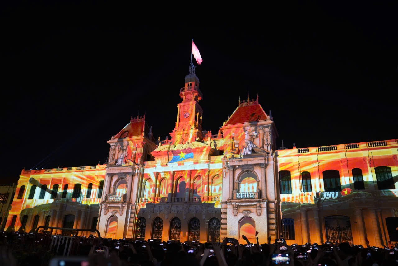 Cảnh tượng náo nhiệt chưa từng có ở phố đi bộ Nguyễn Huệ, bến Bạch Đằng chờ đại lễ 30/4- Ảnh 21. Cảnh tượng náo nhiệt chưa từng có ở phố đi bộ Nguyễn Huệ, bến Bạch Đằng chờ đại lễ 30/4- Ảnh 21.