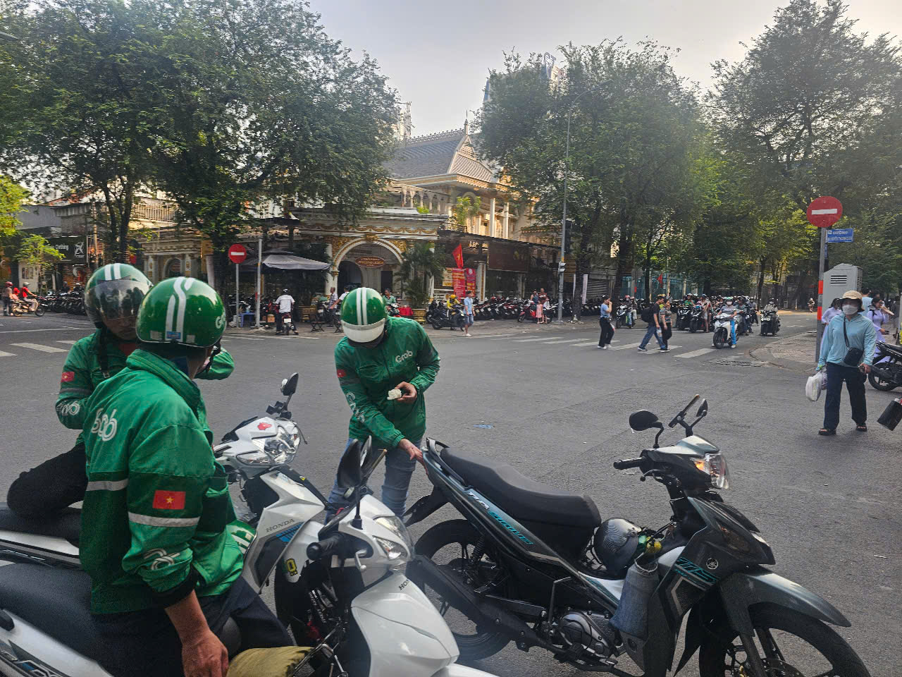 Ngoài hàng quán, bãi giữ xe, một dịch vụ bất ngờ “hốt bạc” trong ngày diễu binh, diễu hành- Ảnh 2. Ngoài hàng quán, bãi giữ xe, một dịch vụ bất ngờ “hốt bạc” trong ngày diễu binh, diễu hành- Ảnh 2.