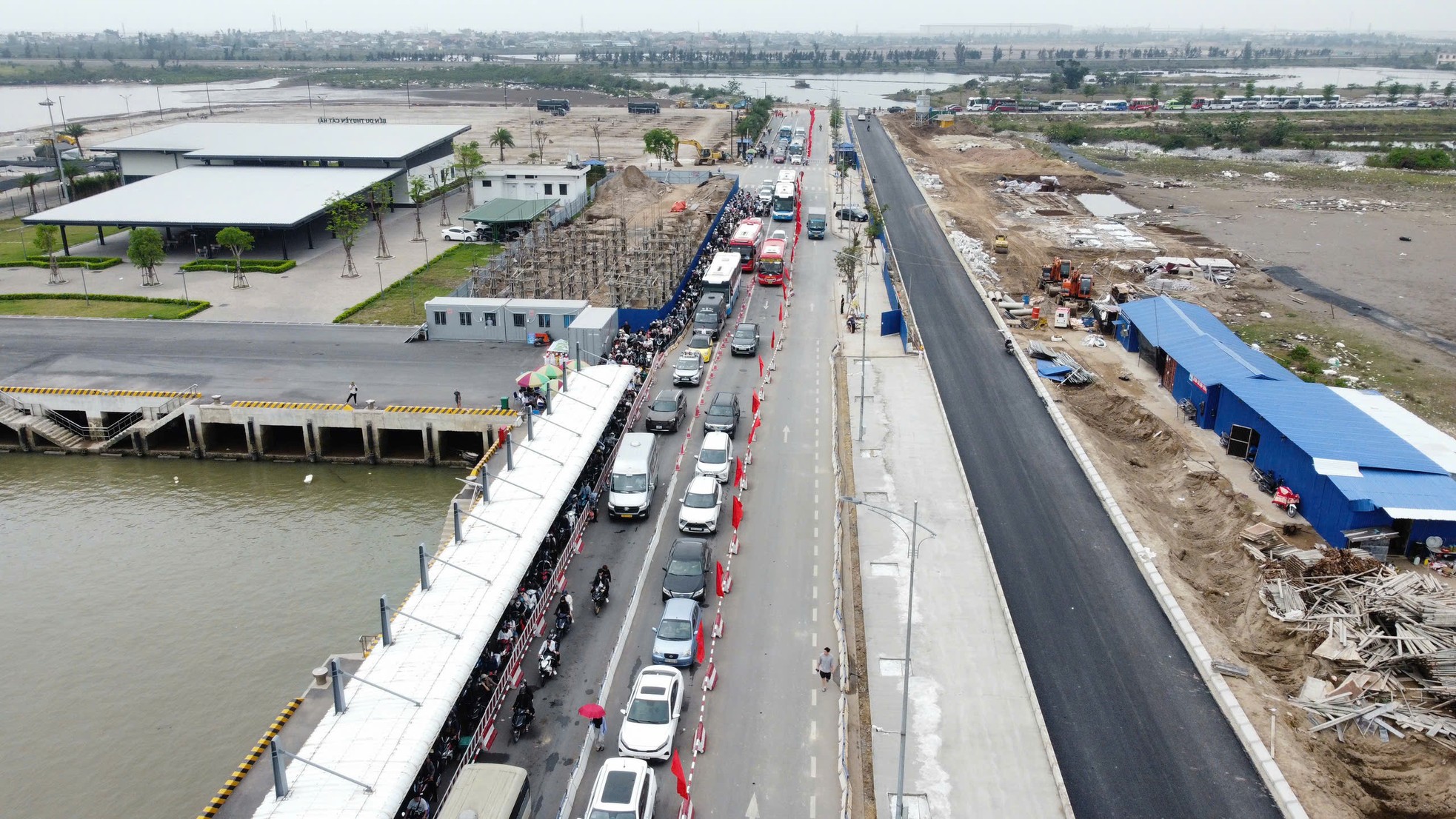 Hàng vạn du khách xếp hàng ra đảo Cát Bà ngày 30/4- Ảnh 1.