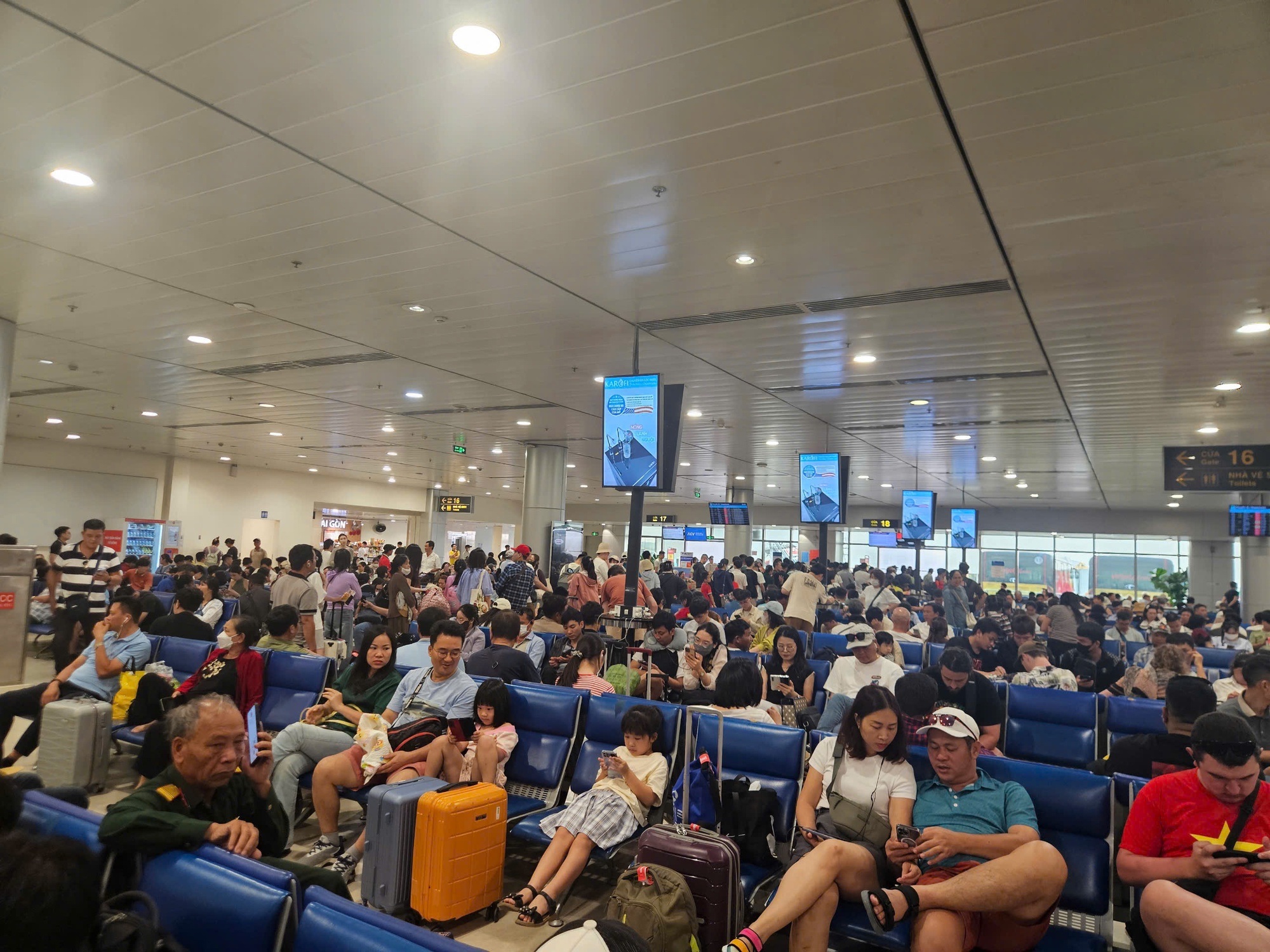 Nhiều chuyến bay bị chậm ở sân bay Tân Sơn Nhất ngày đầu nghỉ lễ 30-4- Ảnh 1.