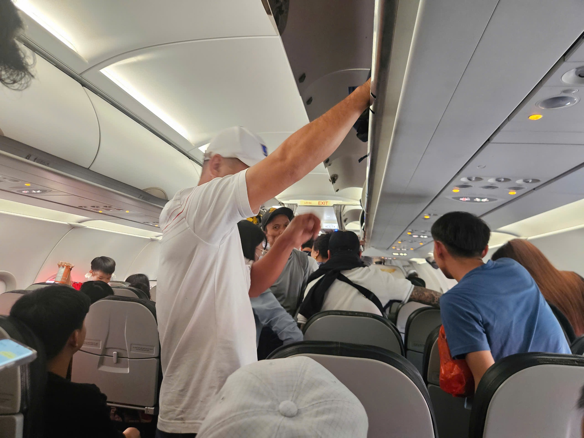 Nhiều chuyến bay bị chậm ở sân bay Tân Sơn Nhất ngày đầu nghỉ lễ 30-4- Ảnh 2.