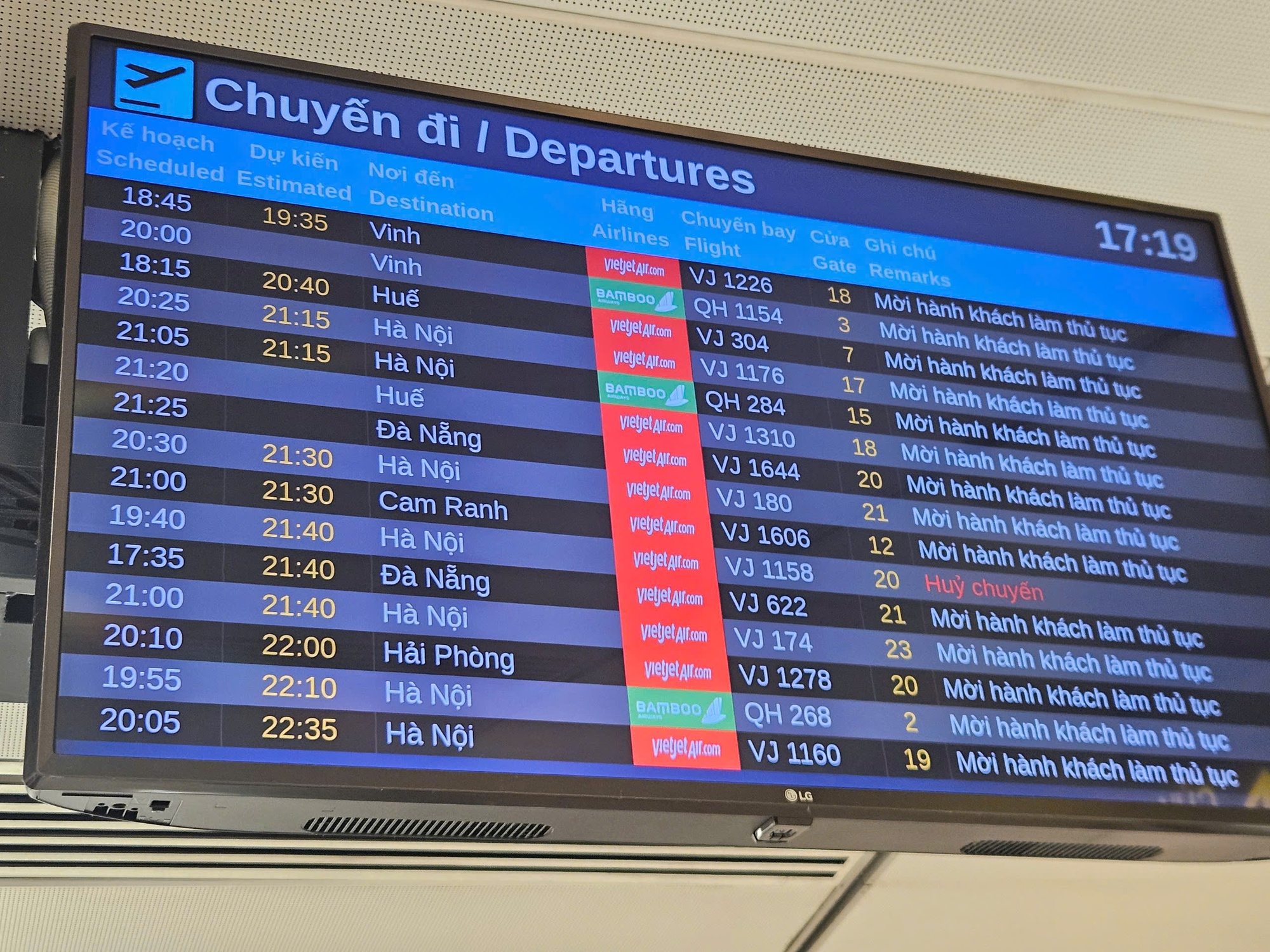 Nhiều chuyến bay bị chậm ở sân bay Tân Sơn Nhất ngày đầu nghỉ lễ 30-4- Ảnh 4.