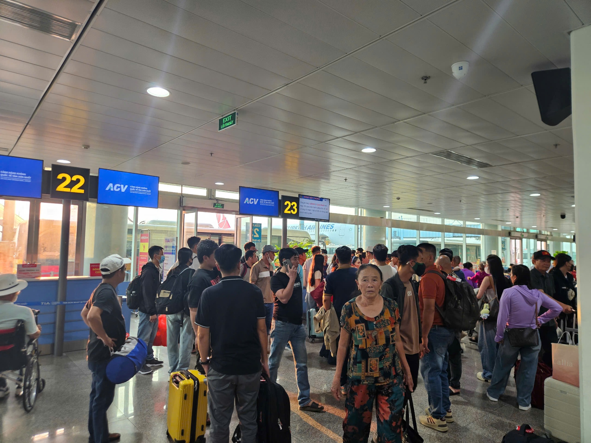Nhiều chuyến bay bị chậm ở sân bay Tân Sơn Nhất ngày đầu nghỉ lễ 30-4- Ảnh 3.