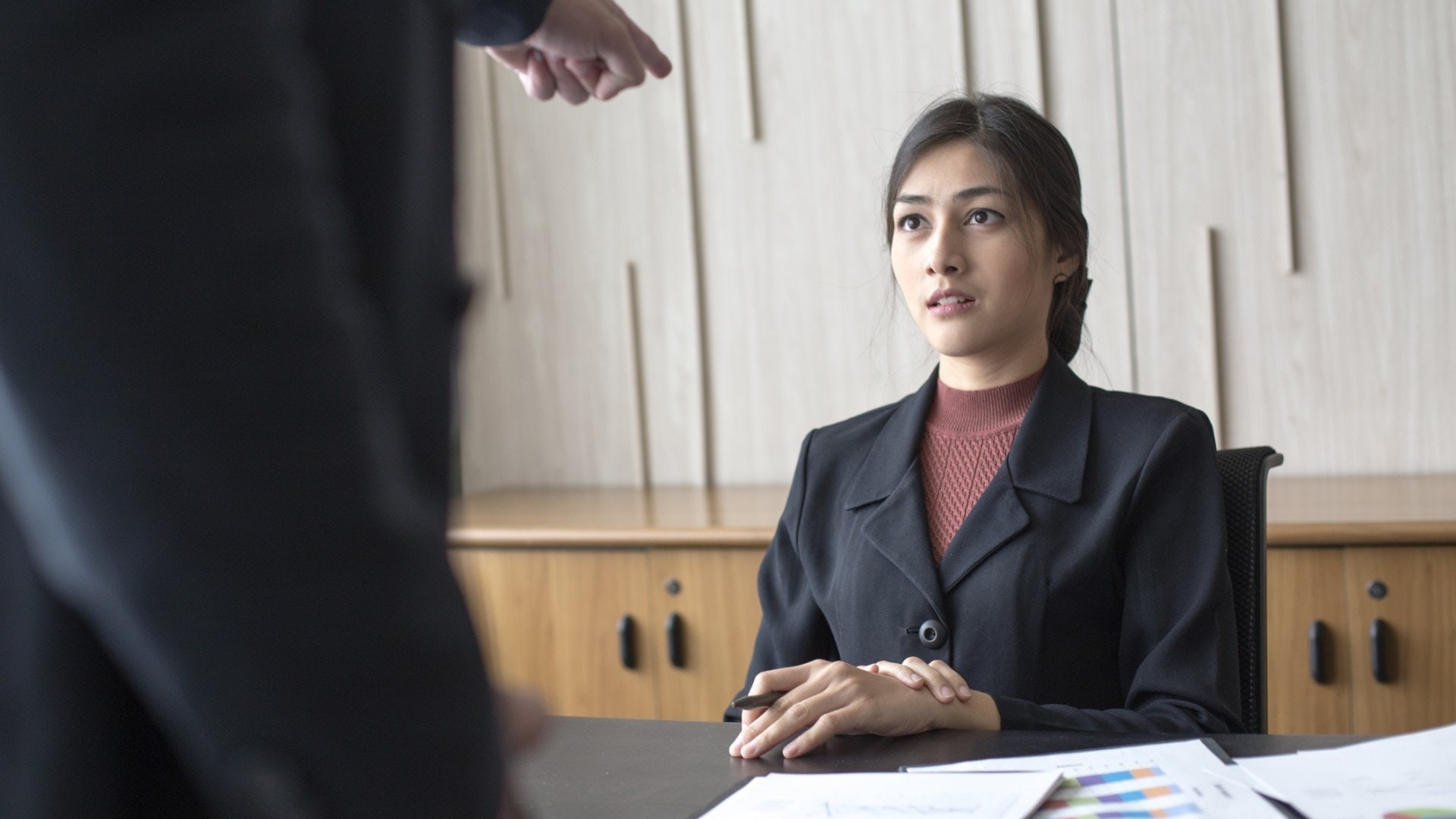 Thấy quần áo của sếp xộc xệch, người EQ thấp nói: "Anh ơi chỉnh lại đi", người EQ cao có tư duy ngược giúp lấy lòng cấp trên- Ảnh 1.