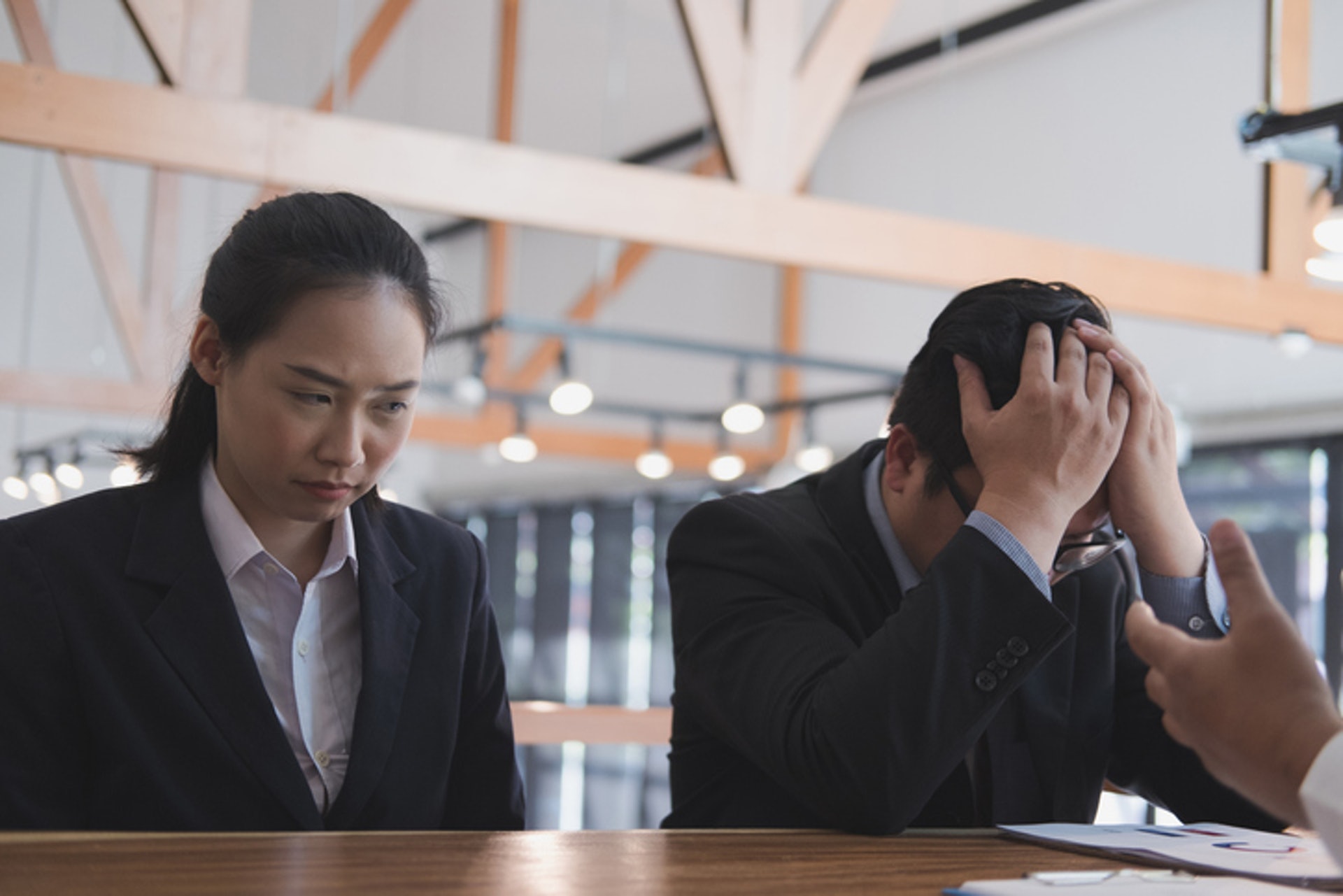 Thấy quần áo của sếp xộc xệch, người EQ thấp nói: "Anh ơi chỉnh lại đi", người EQ cao có tư duy ngược giúp lấy lòng cấp trên- Ảnh 2.