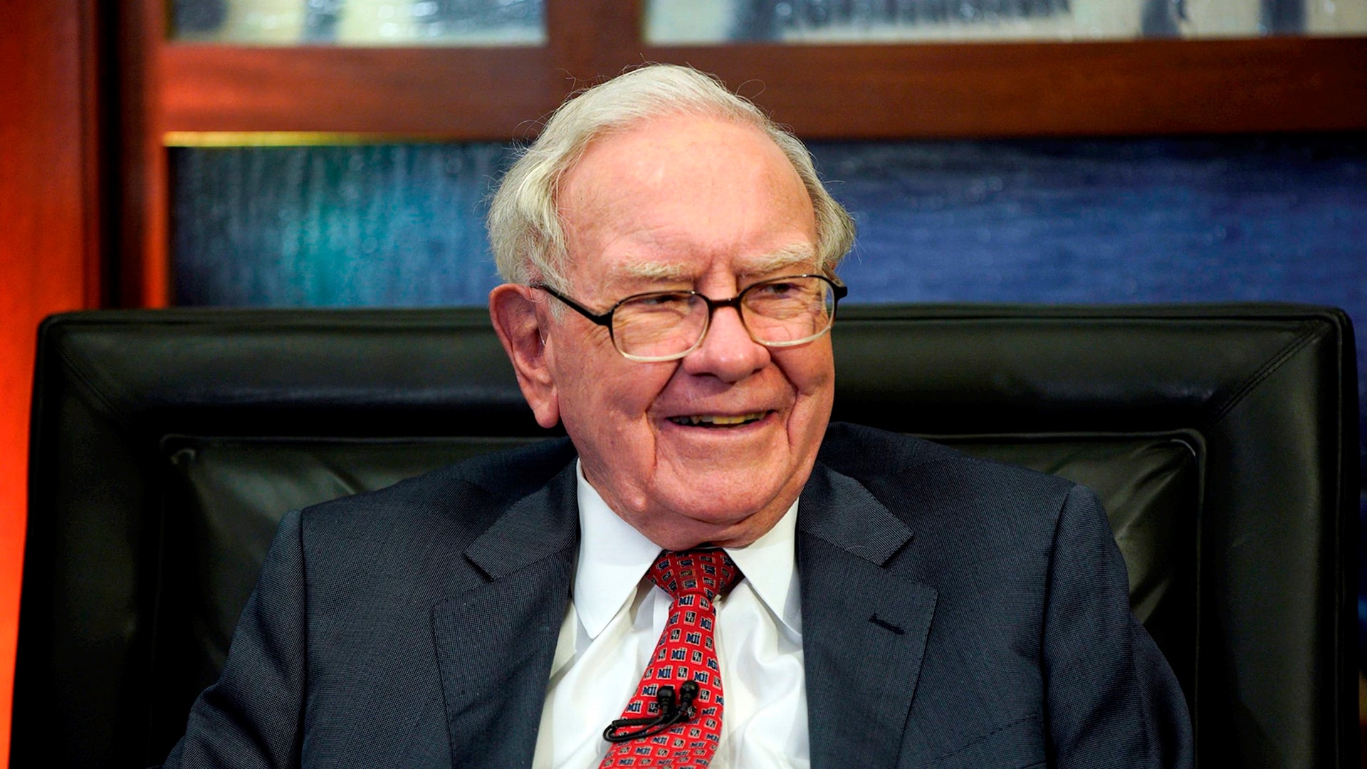 Warren Buffett đọc thơ khi chứng khoán giảm mạnh nhất 5 năm: ‘Chẳng mấy khi có mưa vàng, hãy đi lấy xô hứng lấy cơ hội’, lời khuyên của tỷ phú 94 tuổi với 334 tỷ USD tiền mặt 'đã sẵn sàng'- Ảnh 1. Warren Buffett đọc thơ khi chứng khoán giảm mạnh nhất 5 năm: ‘Chẳng mấy khi có mưa vàng, hãy đi lấy xô hứng lấy cơ hội’, lời khuyên của tỷ phú 94 tuổi với 334 tỷ USD tiền mặt 'đã sẵn sàng'- Ảnh 1.