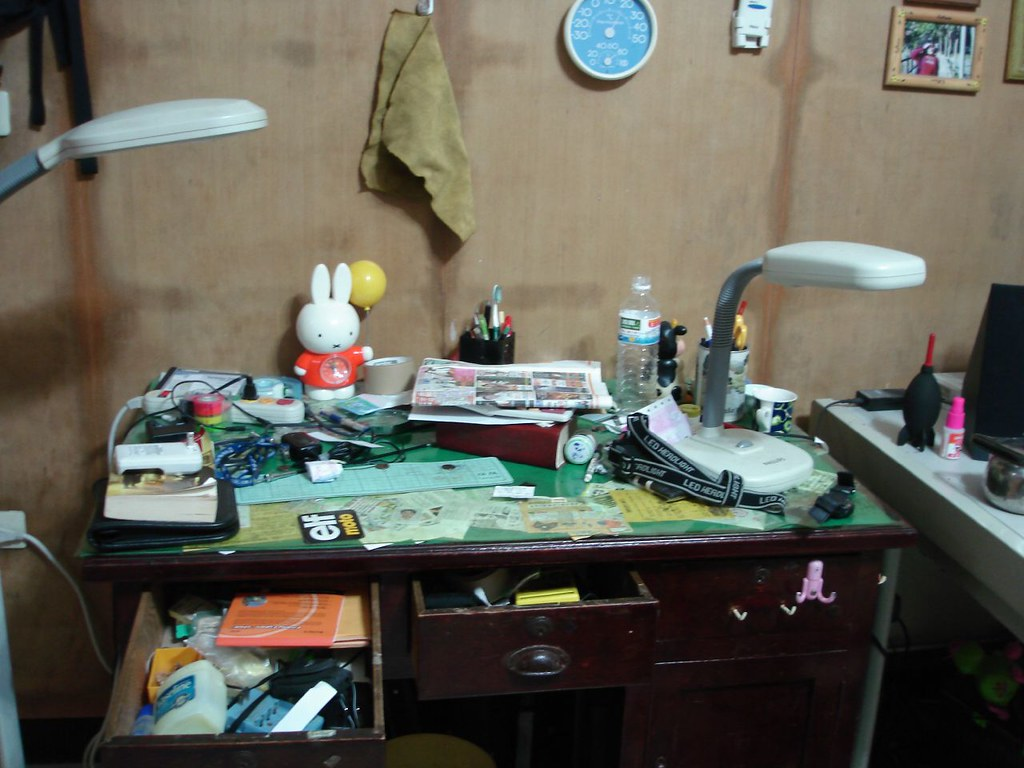 Bức ảnh chụp góc học tập của một nữ sinh trung học để lộ chi tiết gây rùng mình- Ảnh 1.